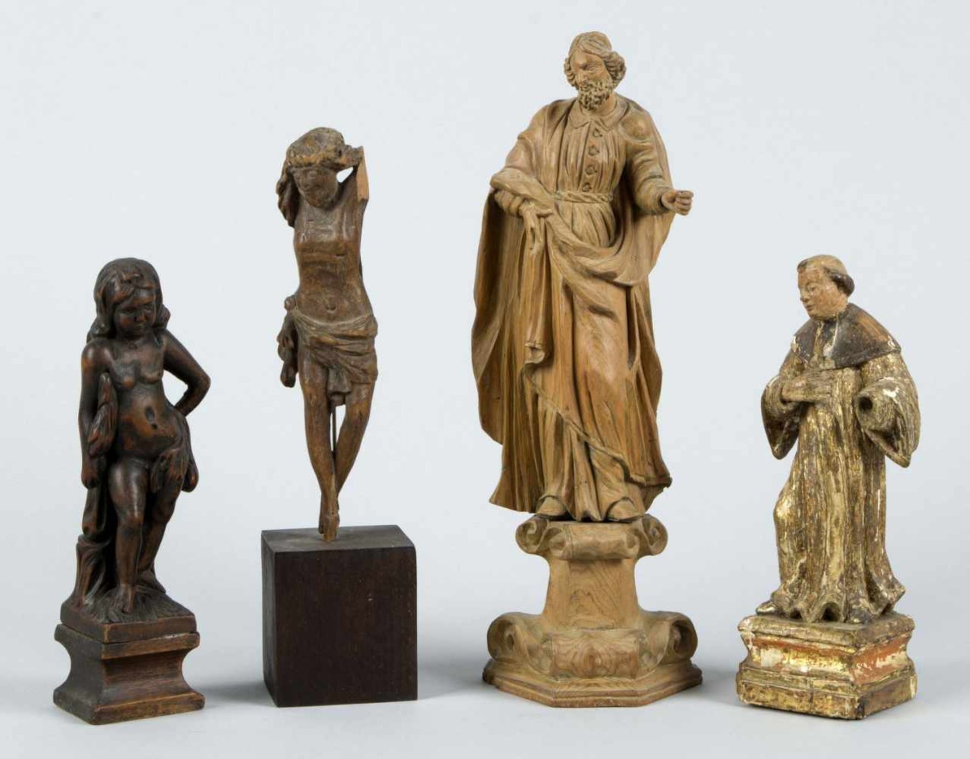 Vier HeiligenfigurenHolz, geschnitzt. Tlw. mit Farbfassungen. U.a. Maria Magdalena, Kruzifixus und