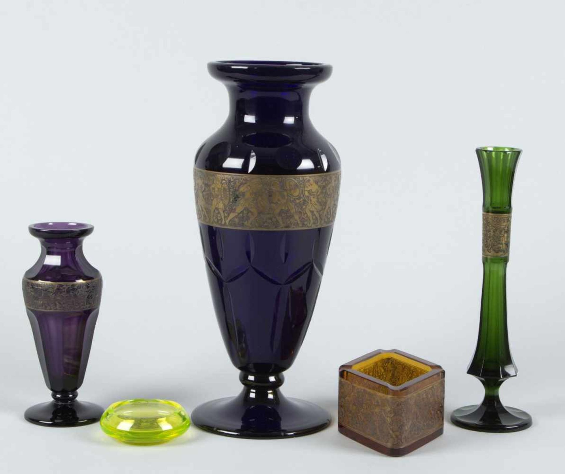 Große Vase, 2 kleine Vasen, Schale und kleiner AscherAmethyst- bzw. bernstein- bzw. uranfarbenes