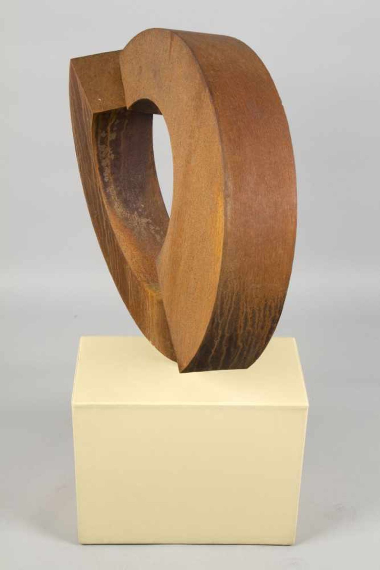 Unbekannt, 20. Jh.Aufgeschnittener Kreis. Skulptur aus korrodiertem Eisen. 81 x 85 cm. Die - Bild 7 aus 8