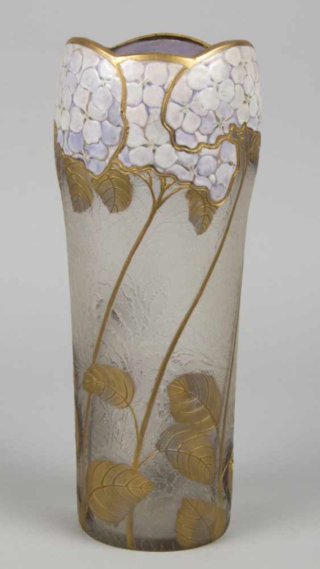 Jugendstil-Vase mit Hortensien-DekorFarbloses Glas. Flächig farnrankenartig geätzte Oberfläche.
