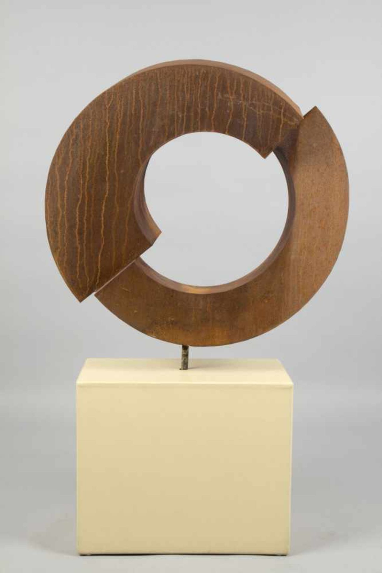 Unbekannt, 20. Jh.Aufgeschnittener Kreis. Skulptur aus korrodiertem Eisen. 81 x 85 cm. Die - Bild 2 aus 8