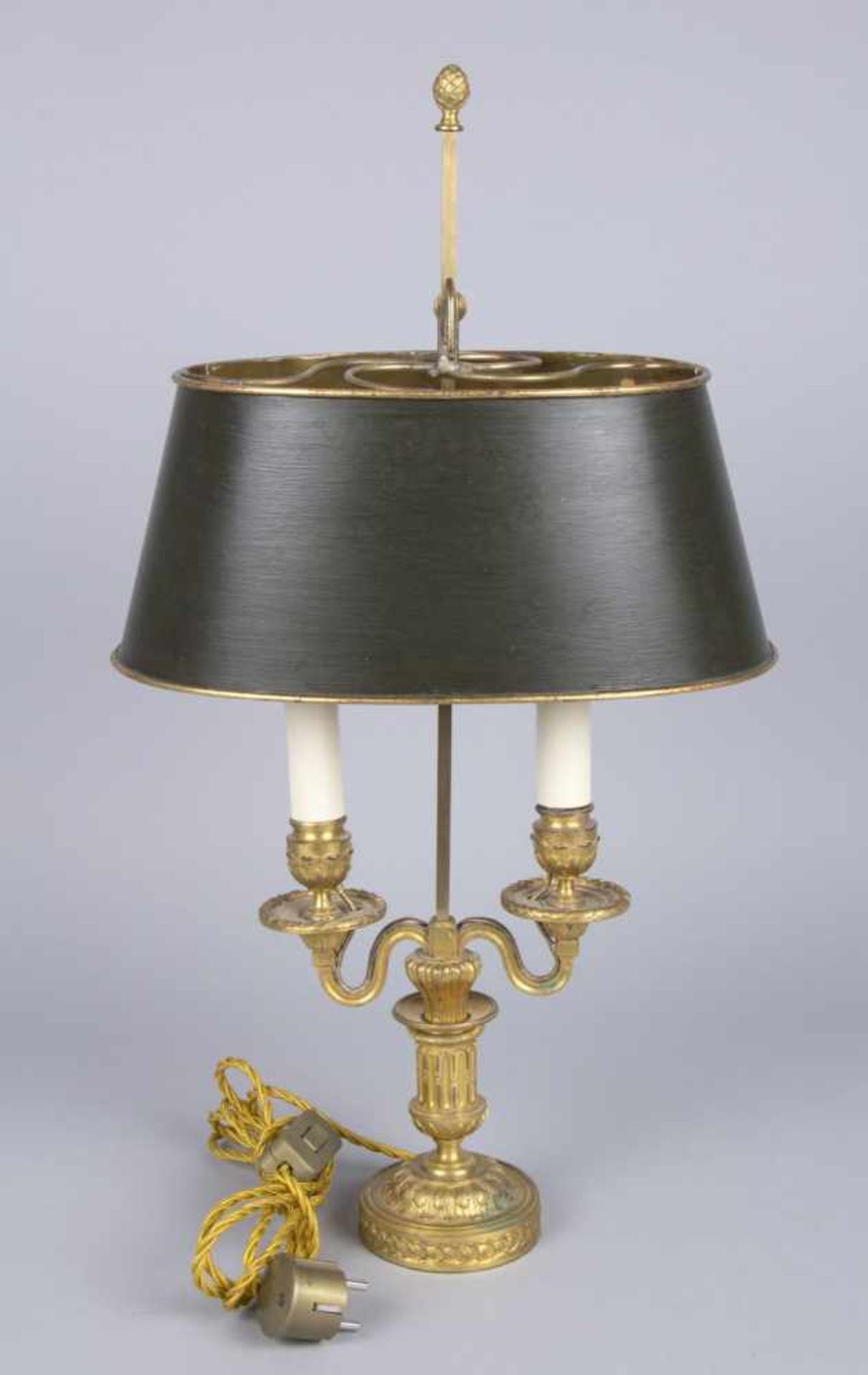 Bouilotte-LampeMessing, vergoldet. 2-flammig. Vasenförmiger Schaft. Geschweifte Arme. - Bild 2 aus 5