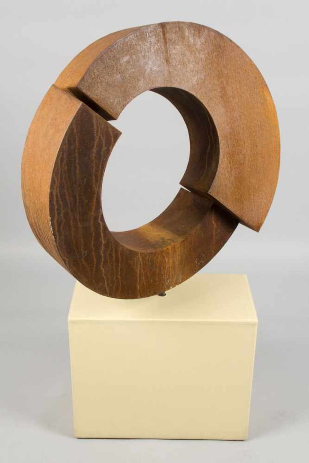 Unbekannt, 20. Jh.Aufgeschnittener Kreis. Skulptur aus korrodiertem Eisen. 81 x 85 cm. Die - Bild 6 aus 8