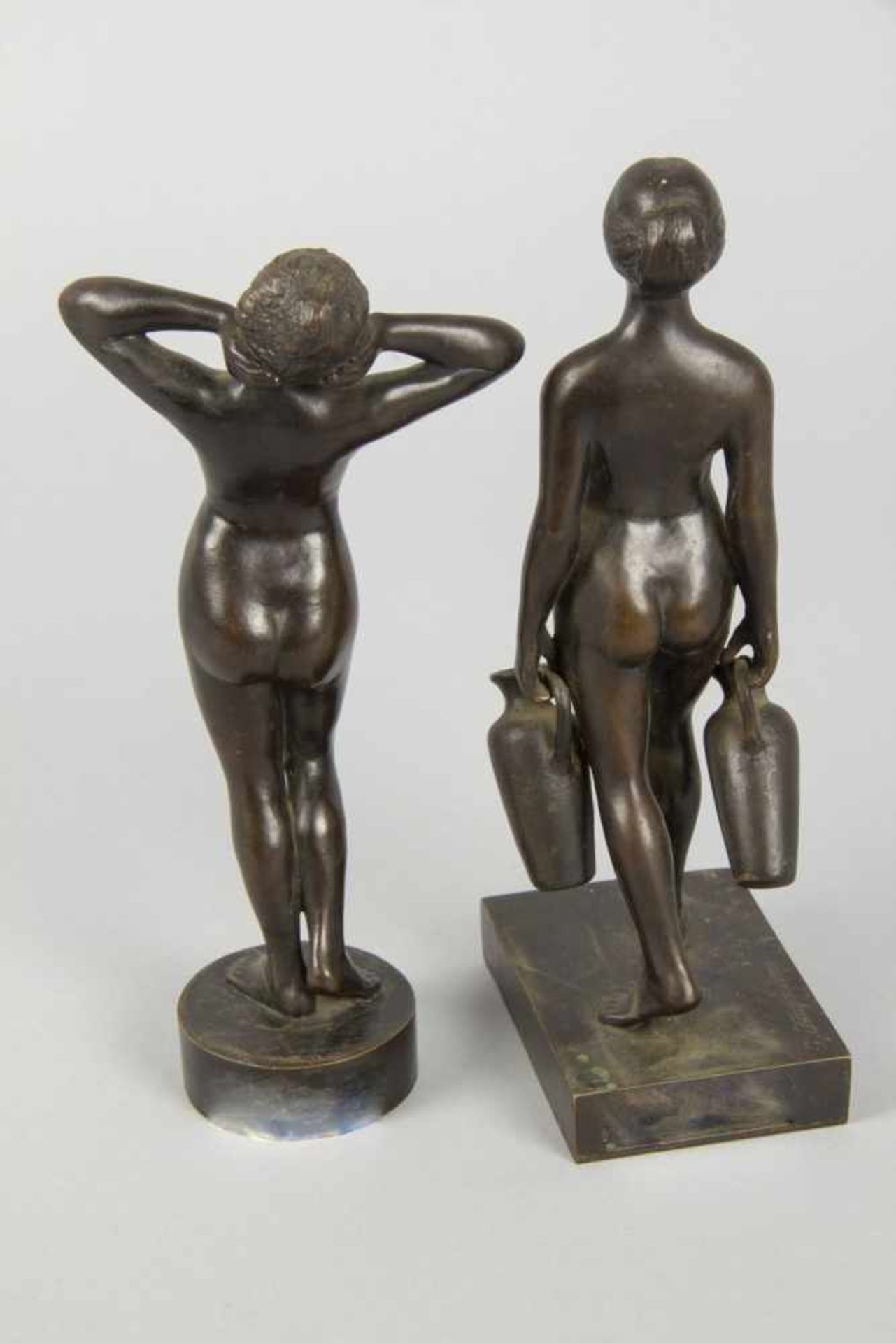 Kaufmann, J.Weibliche Akte. 2 Bronzen, braun patiniert. Sign. H. bis 18,5 cm. Aus dem Nachlass von - Bild 3 aus 3