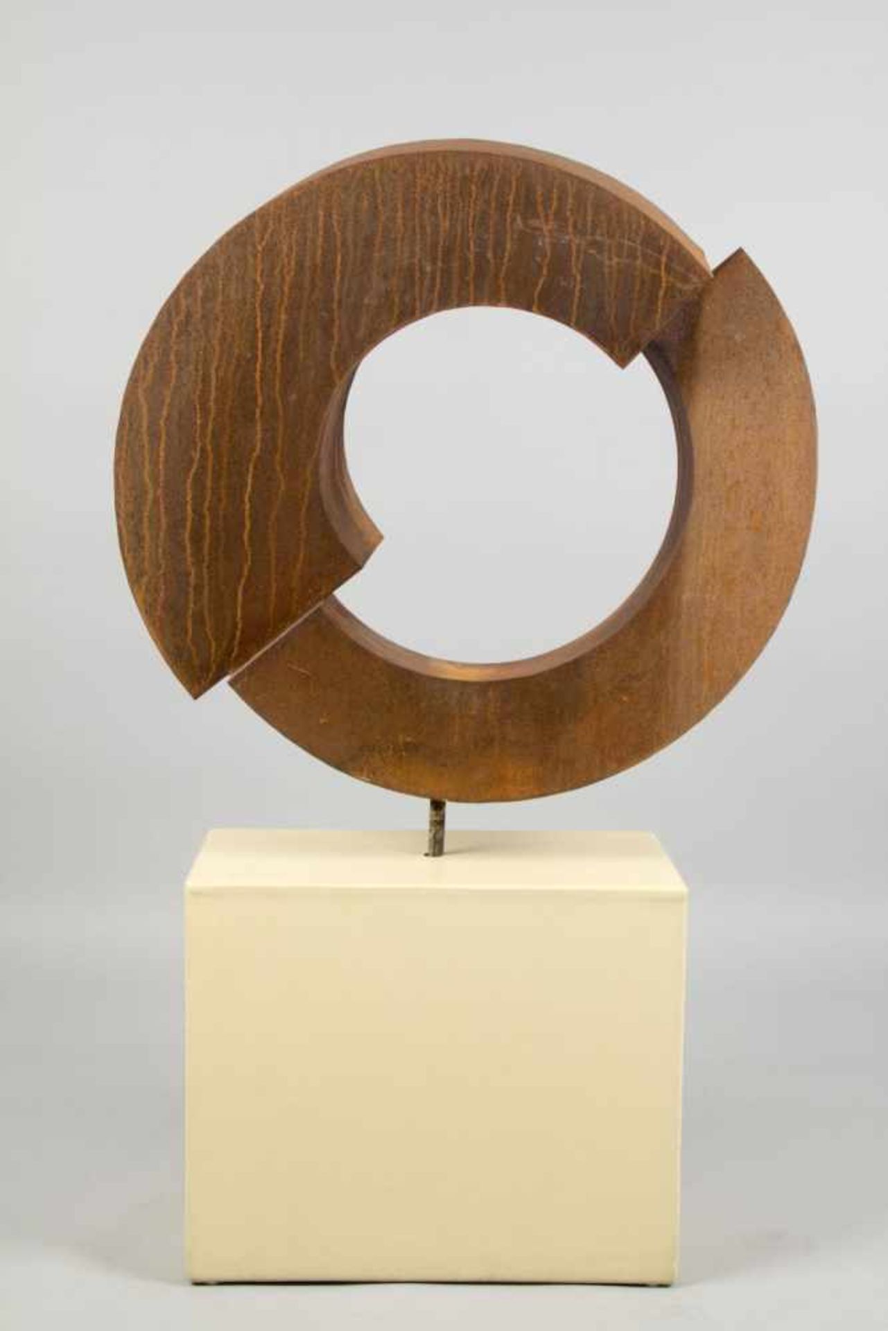 Unbekannt, 20. Jh.Aufgeschnittener Kreis. Skulptur aus korrodiertem Eisen. 81 x 85 cm. Die - Bild 3 aus 8