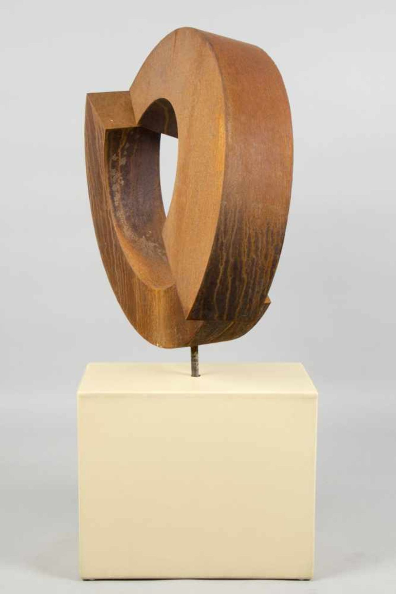 Unbekannt, 20. Jh.Aufgeschnittener Kreis. Skulptur aus korrodiertem Eisen. 81 x 85 cm. Die - Bild 8 aus 8