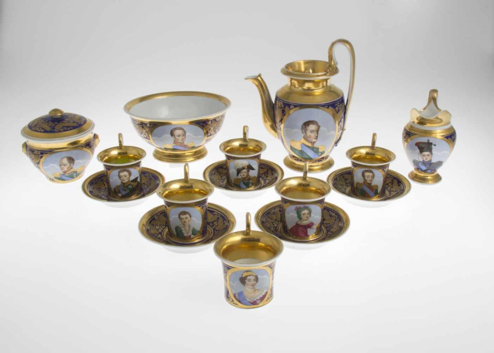 Moskauer Kaffeeservice mit Portraits der ZarenfamilieKönigsblauer Fond mit reichem goldradierten - Bild 6 aus 11