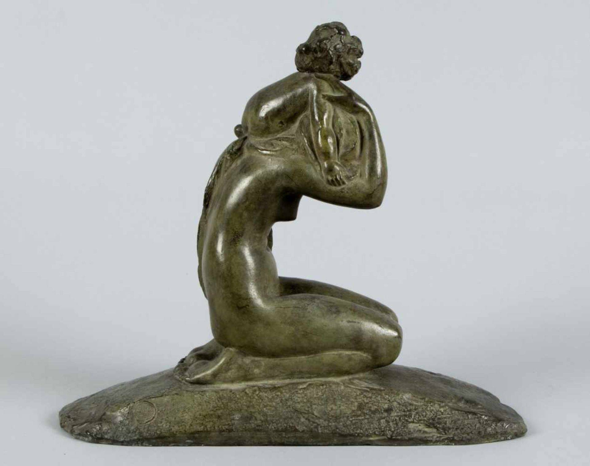 Gennarelli, Amedeo. 1881 - 1943Kniende Mutter mit Kind. Bronze, grün patiniert. Sign. H. 40 cm. - Bild 3 aus 4