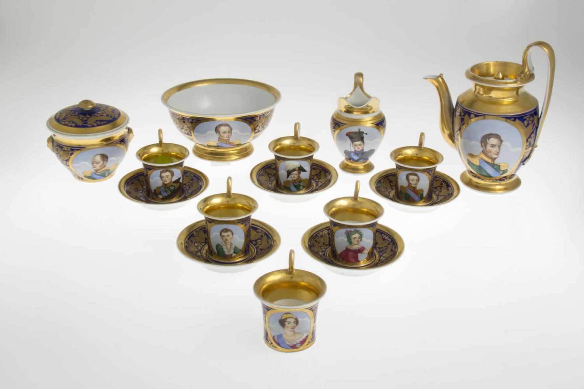 Moskauer Kaffeeservice mit Portraits der ZarenfamilieKönigsblauer Fond mit reichem goldradierten - Bild 7 aus 11