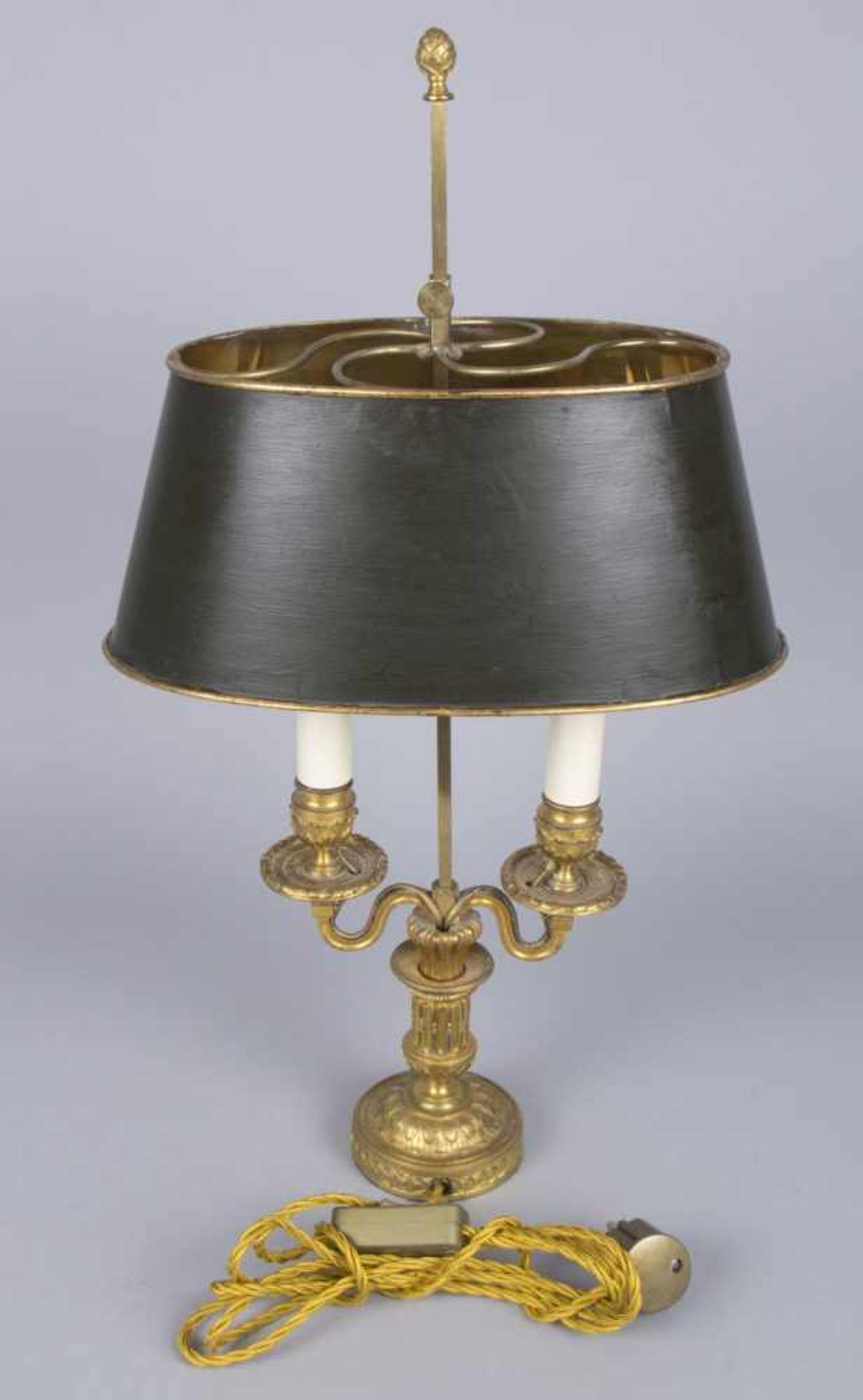 Bouilotte-LampeMessing, vergoldet. 2-flammig. Vasenförmiger Schaft. Geschweifte Arme. - Bild 5 aus 5