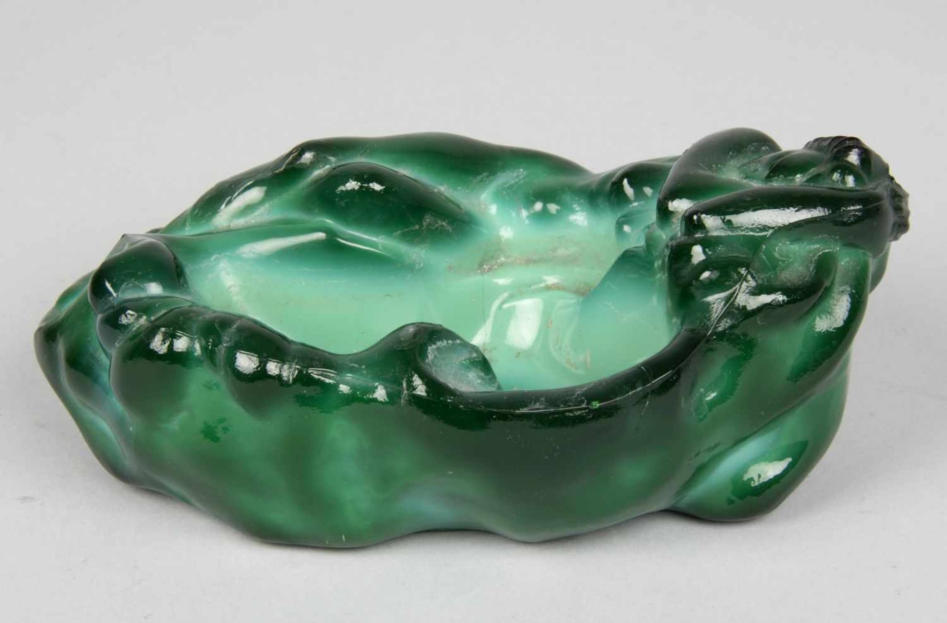 Art déco-SchaleMalachitglas, gepresst. Ovale Form mit Wandung in Form einer schlafenden Nixe auf - Image 2 of 2