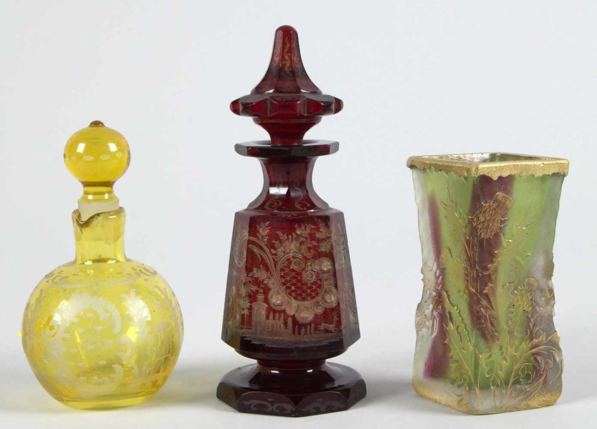 Zwei Flacons mit Stöpseln und kleine Jugendstil-VaseFarbloses Glas. U.a. rubinrot bzw. rot und