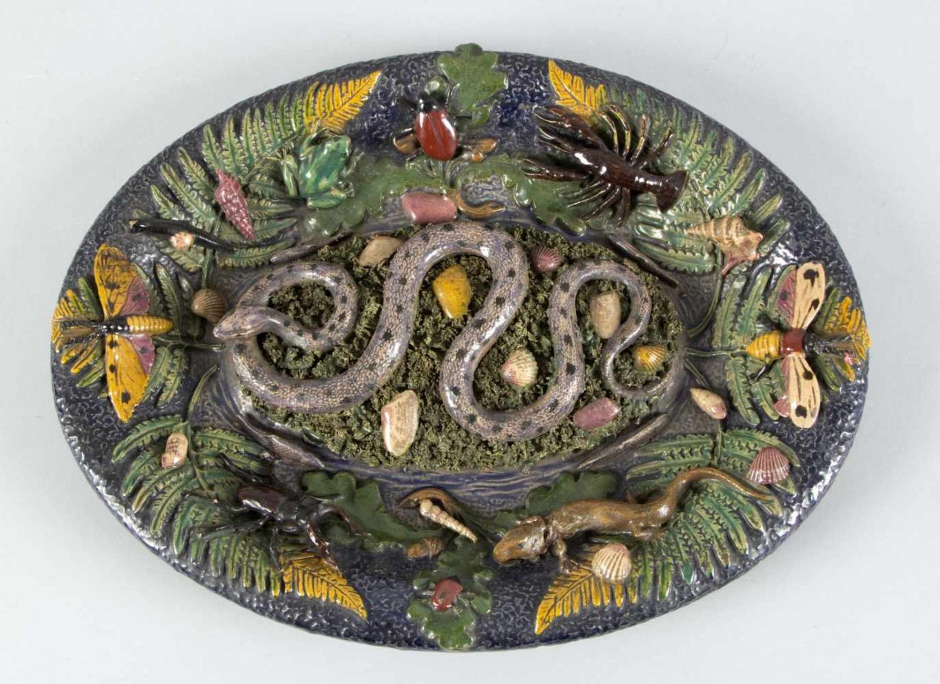 Schauplatte in der Art von Bernard Palissy (1510-1589)Heller Majolikascherben. Bunter Glasurdekor.