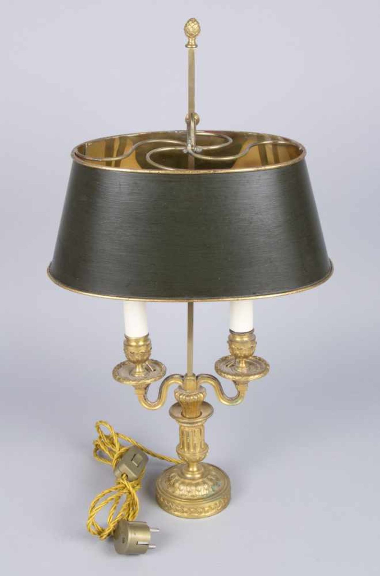 Bouilotte-LampeMessing, vergoldet. 2-flammig. Vasenförmiger Schaft. Geschweifte Arme.