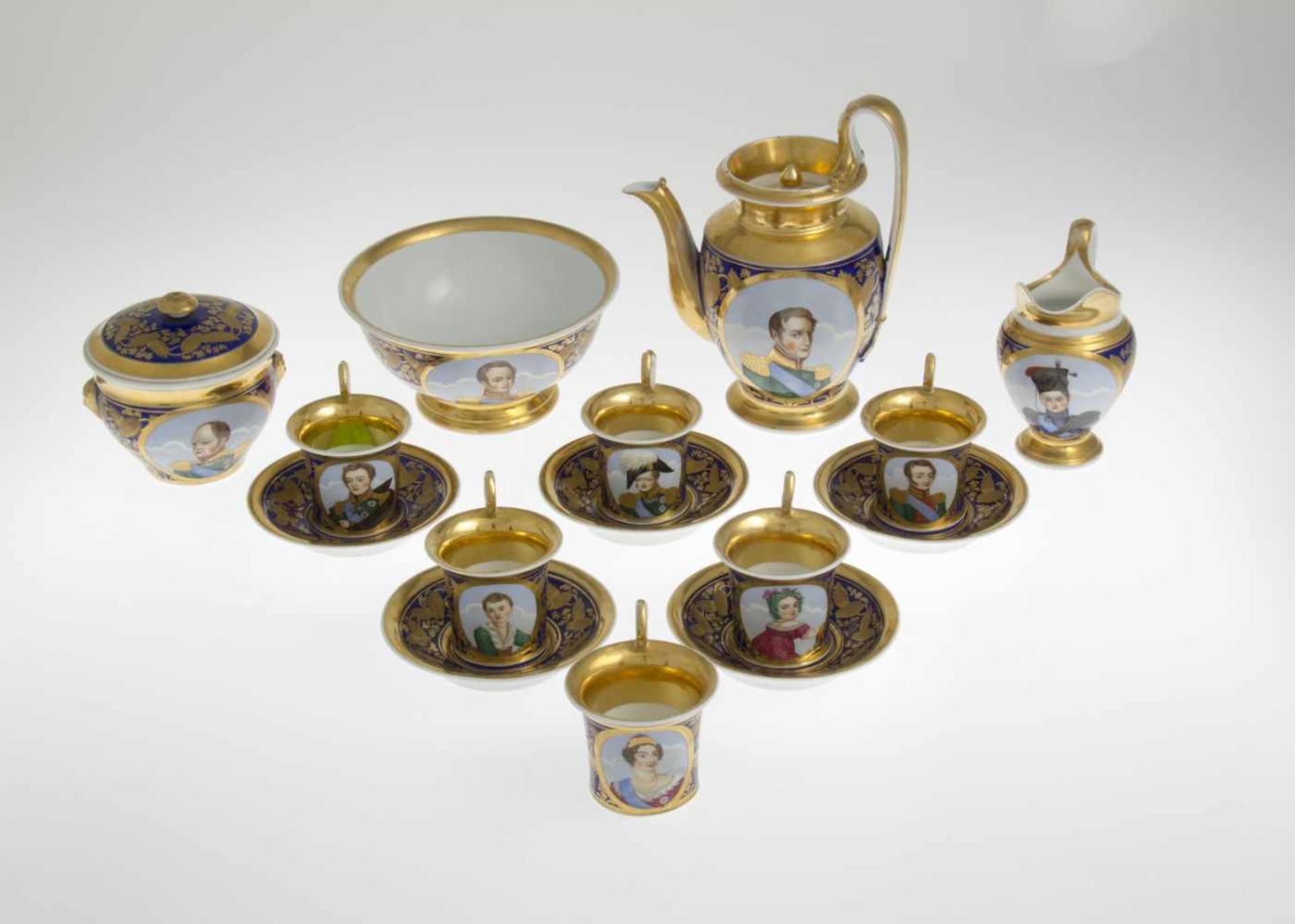 Moskauer Kaffeeservice mit Portraits der ZarenfamilieKönigsblauer Fond mit reichem goldradierten - Bild 3 aus 11
