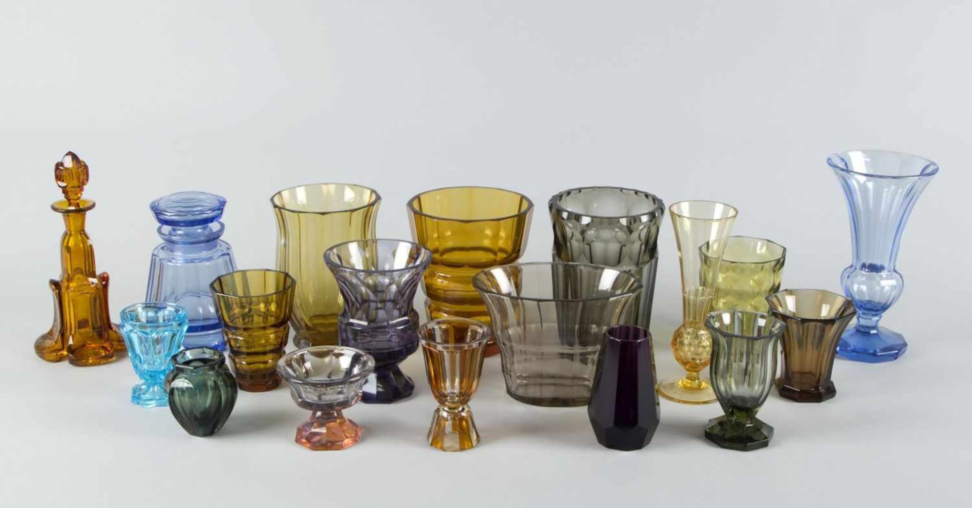 Elf Vasen und 2 Flacons mit StöpselnDickwandiges, versch.farbiges Glas, geschliffen. Versch.