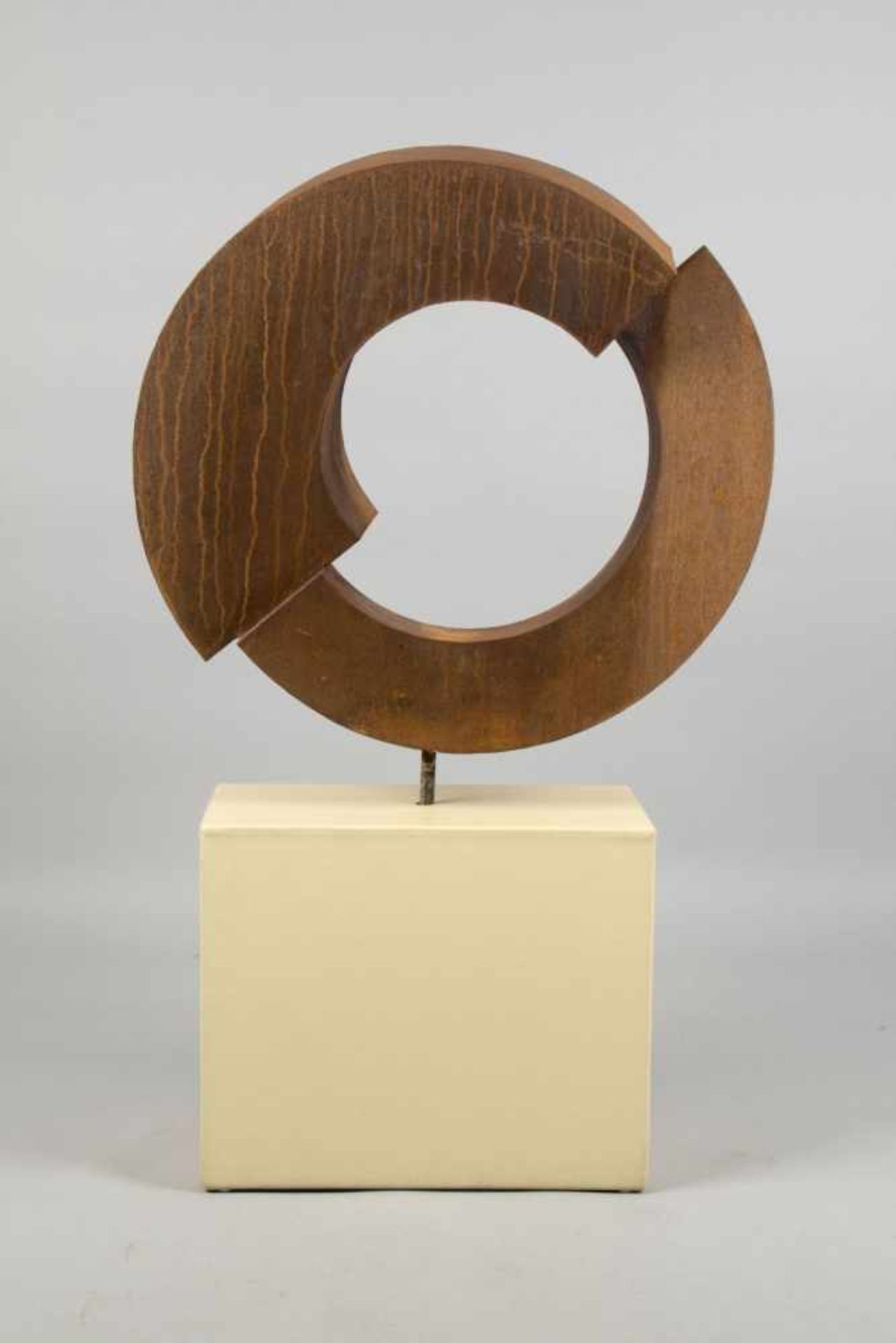 Unbekannt, 20. Jh.Aufgeschnittener Kreis. Skulptur aus korrodiertem Eisen. 81 x 85 cm. Die