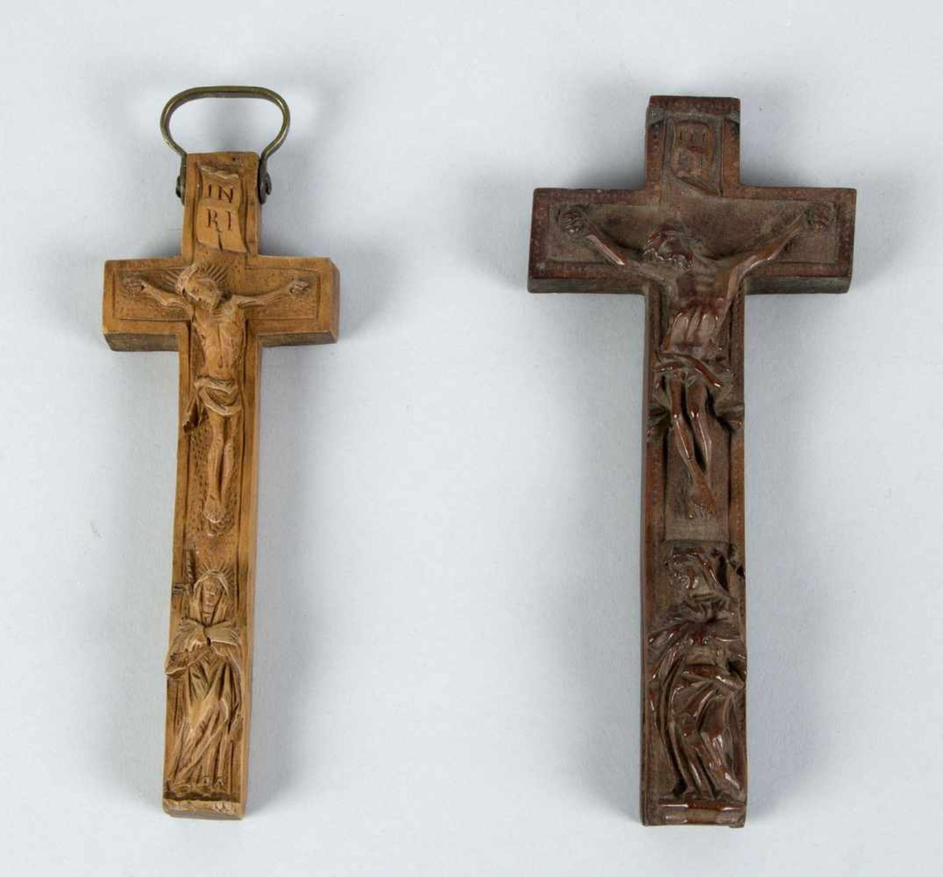 Zwei Reliquien-KreuzeObstholz, geschnitzt. Rückseite mit Reliquien. Oberbayern, 18./19. Jh. H. bis