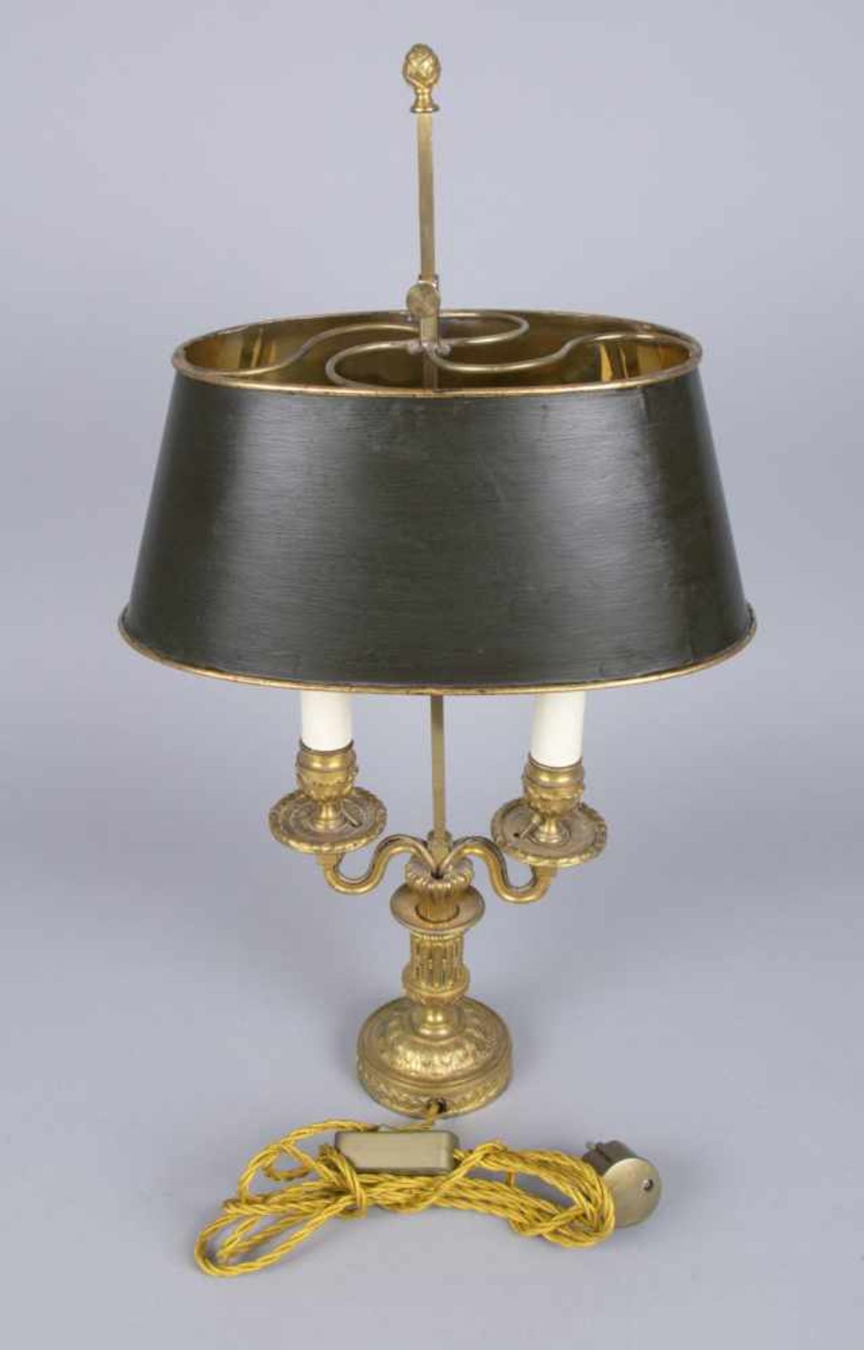 Bouilotte-LampeMessing, vergoldet. 2-flammig. Vasenförmiger Schaft. Geschweifte Arme. - Bild 4 aus 5