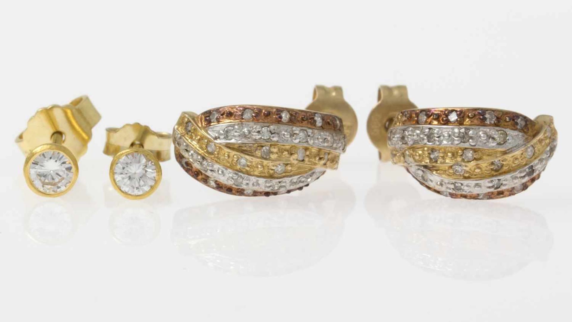 Ein Paar Brillant-Ohrstecker und 1 Paar Diamant-HalbcreolenGelbgold 750 (geprüft), - Bild 2 aus 2