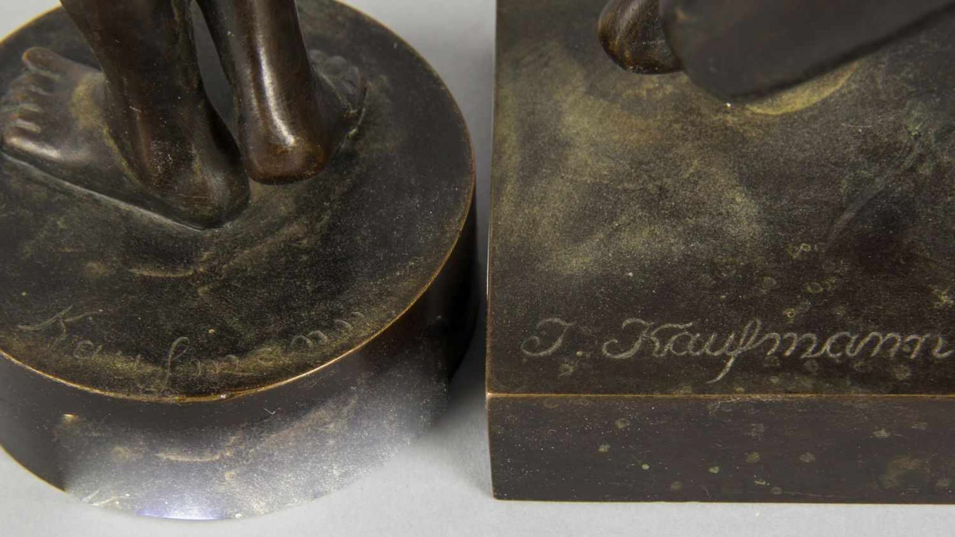 Kaufmann, J.Weibliche Akte. 2 Bronzen, braun patiniert. Sign. H. bis 18,5 cm. Aus dem Nachlass von - Bild 2 aus 3