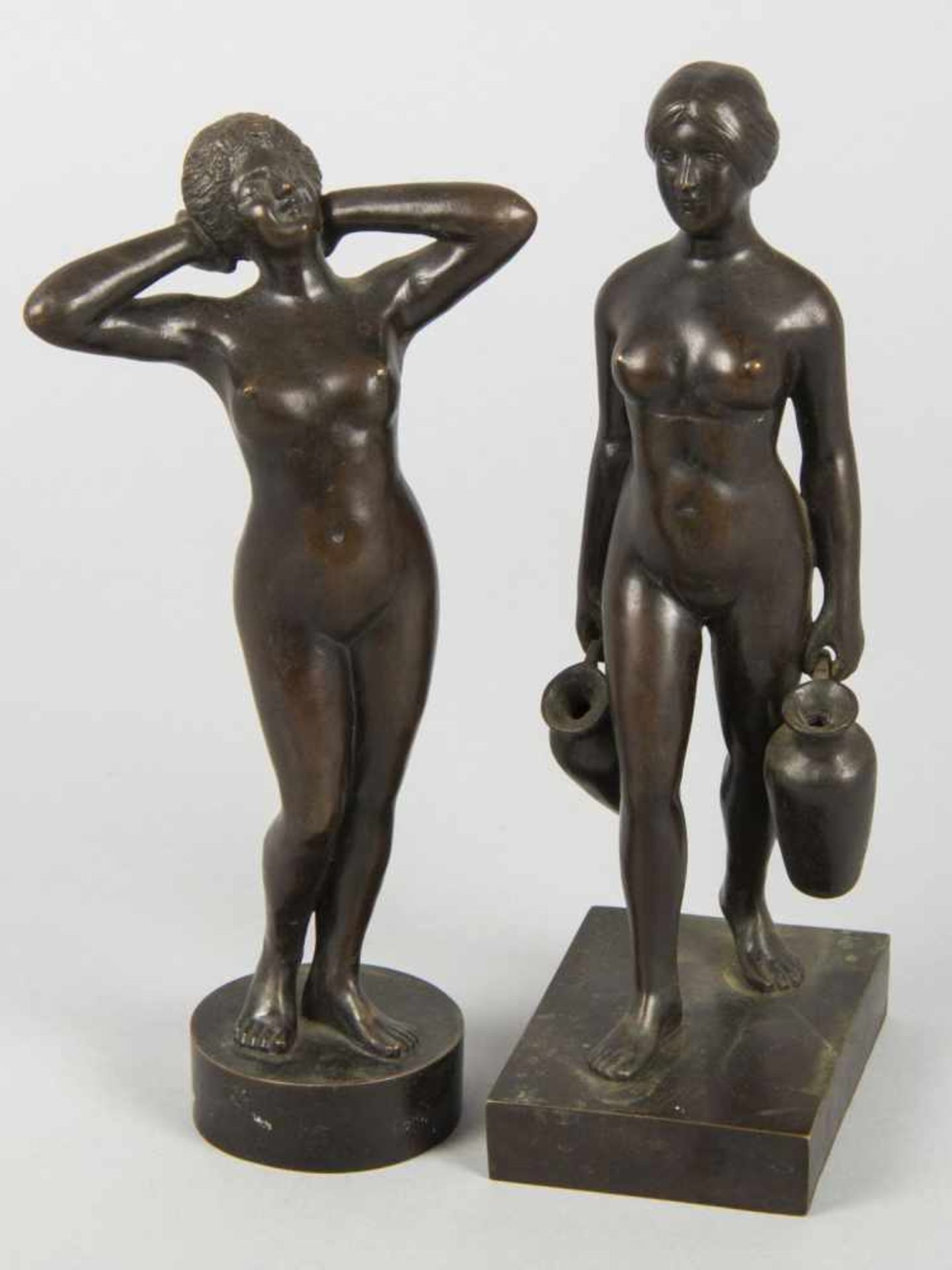 Kaufmann, J.Weibliche Akte. 2 Bronzen, braun patiniert. Sign. H. bis 18,5 cm. Aus dem Nachlass von