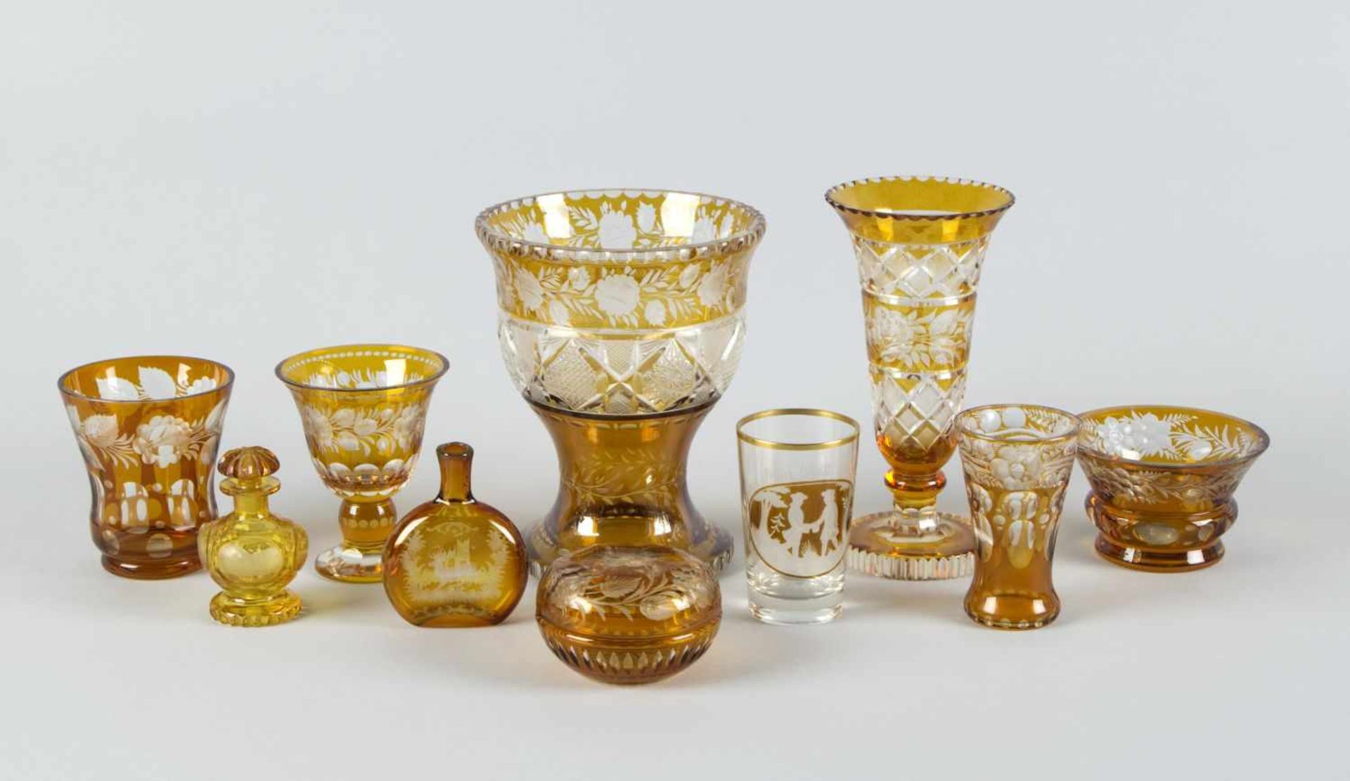 KonvolutFußschale, Pokale, Dose, Flacon, Schälchen u.a. Farbl. Glas, tlw. honigfarben lasiert.