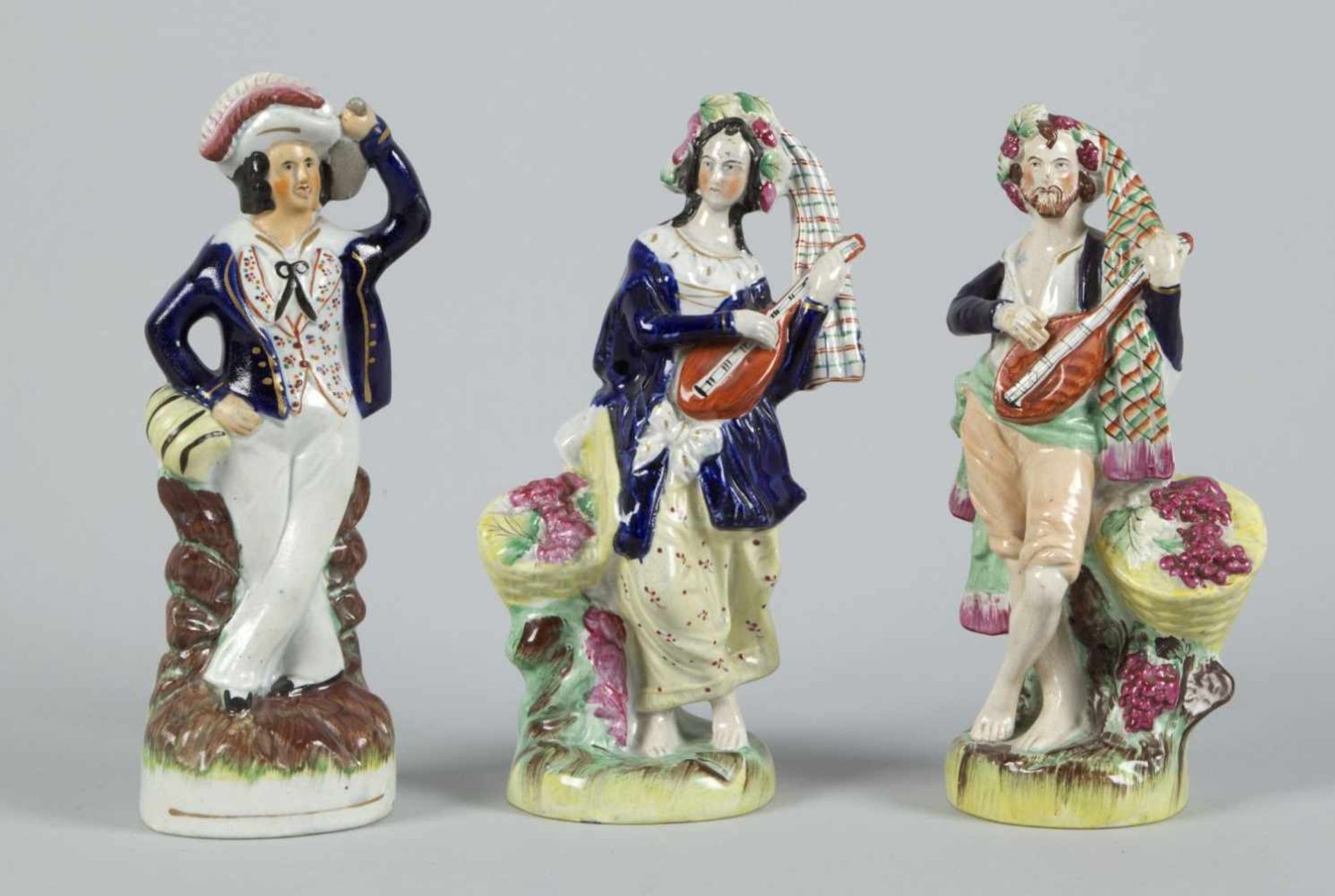 Musikantenpaar und EdelmannDrei Figuren. Keramik. Polychrome Bemalung. Wohl Staffordshire, 19. Jh.