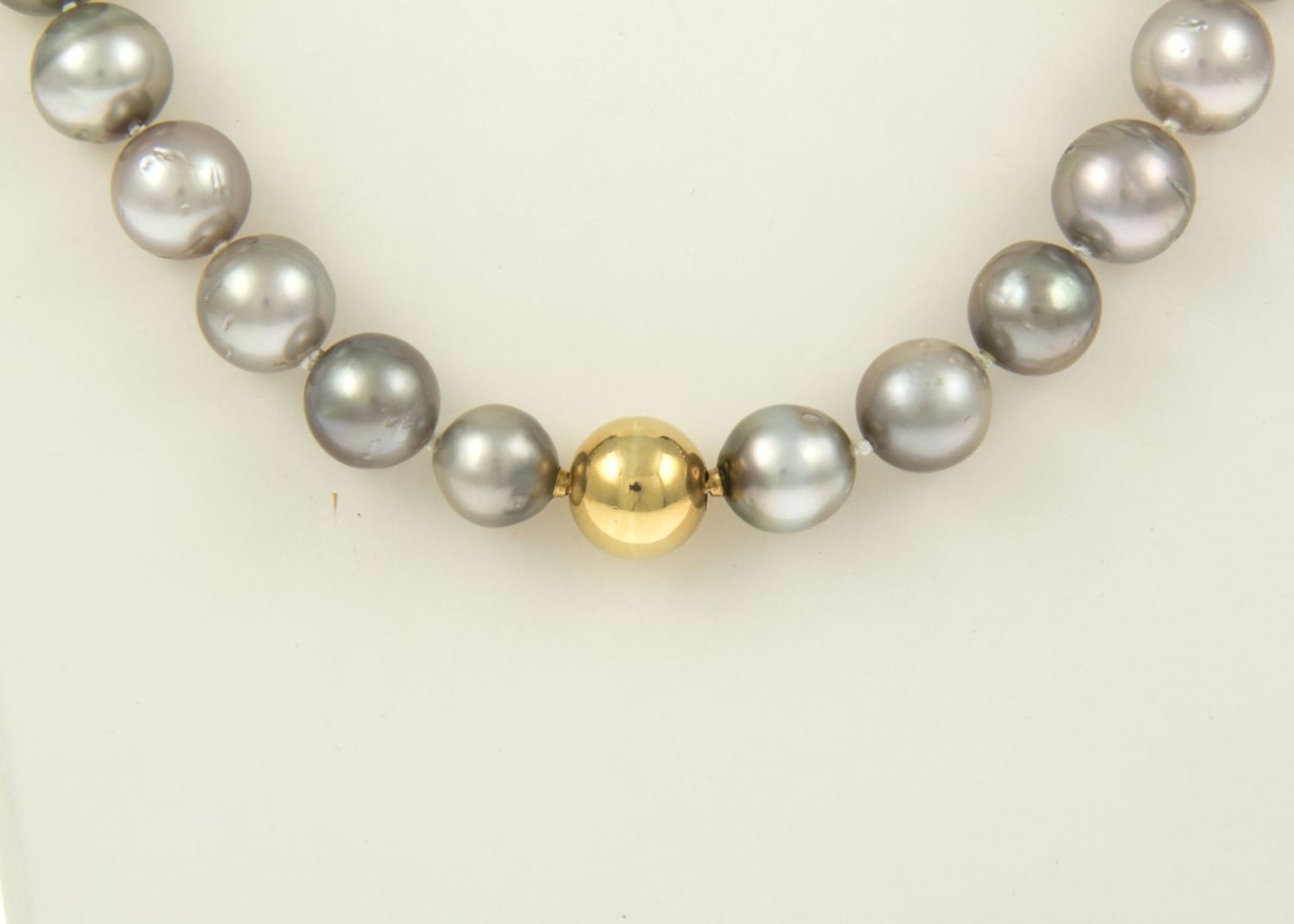 Feiner PerlenchokerTahiti-Zuchtperlen, rund bis leicht unrund, ca. 10,10-14,92 mm, im Verlauf. - Bild 2 aus 2