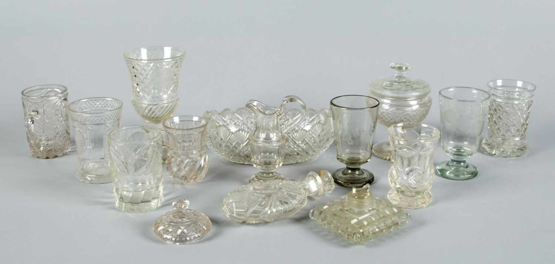 KonvolutPokale, Bechergläser, Dose, Flacons mit Stöpseln, Schale u.a. Farbl. Glas, geschliffen.