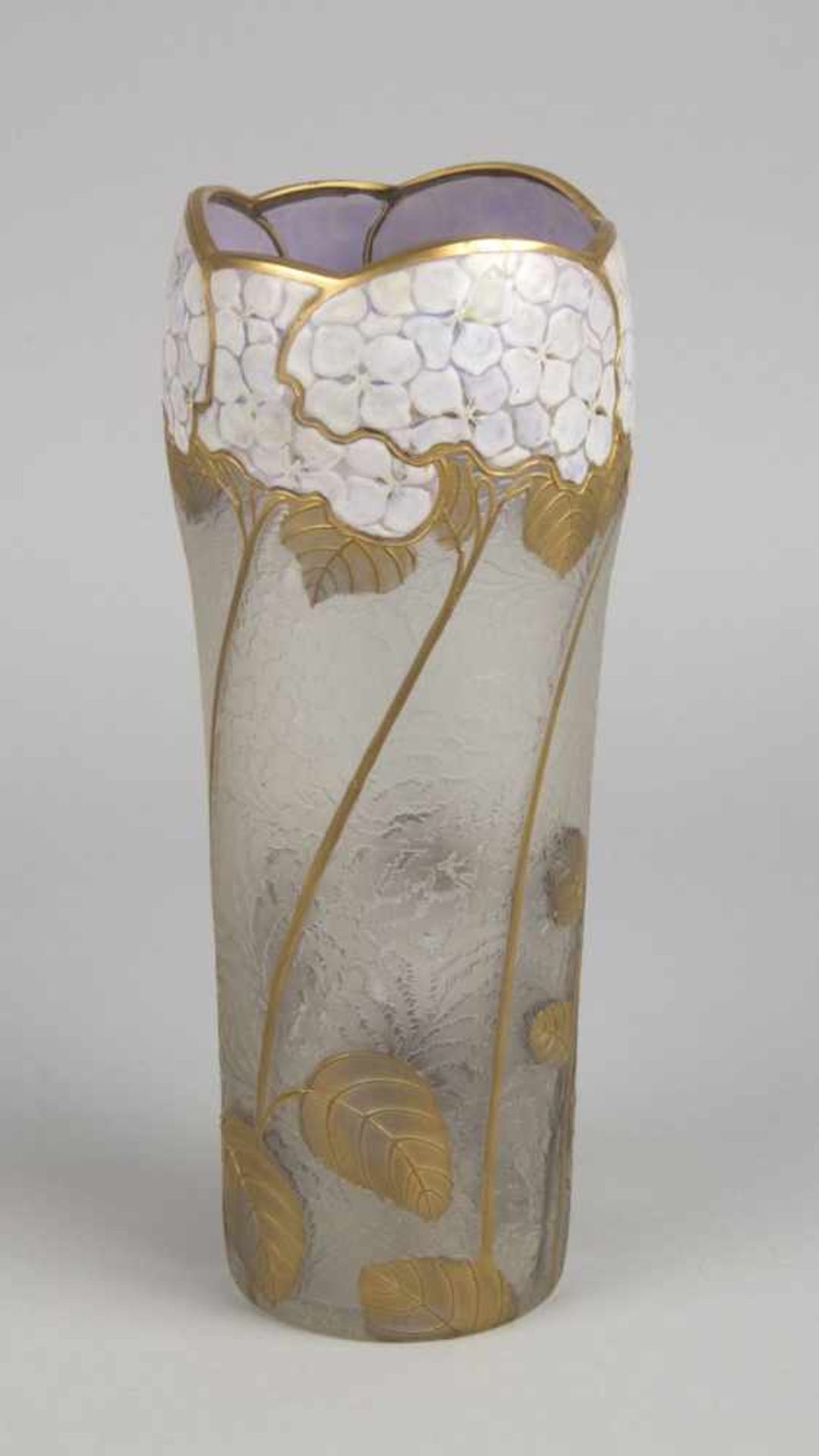 Jugendstil-Vase mit Hortensien-DekorFarbloses Glas. Flächig farnrankenartig geätzte Oberfläche. - Bild 2 aus 4