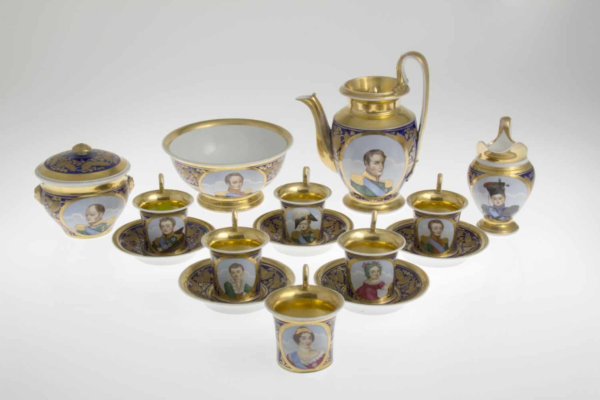 Moskauer Kaffeeservice mit Portraits der ZarenfamilieKönigsblauer Fond mit reichem goldradierten - Bild 4 aus 11
