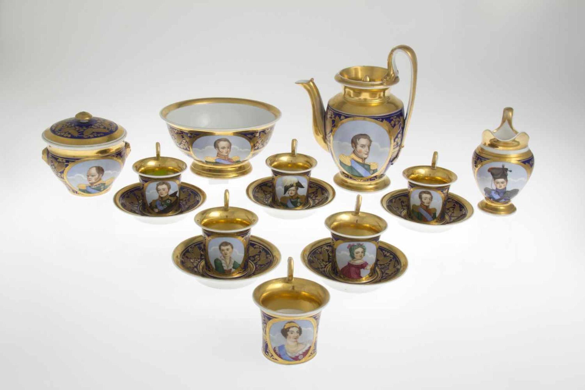 Moskauer Kaffeeservice mit Portraits der ZarenfamilieKönigsblauer Fond mit reichem goldradierten - Bild 9 aus 11