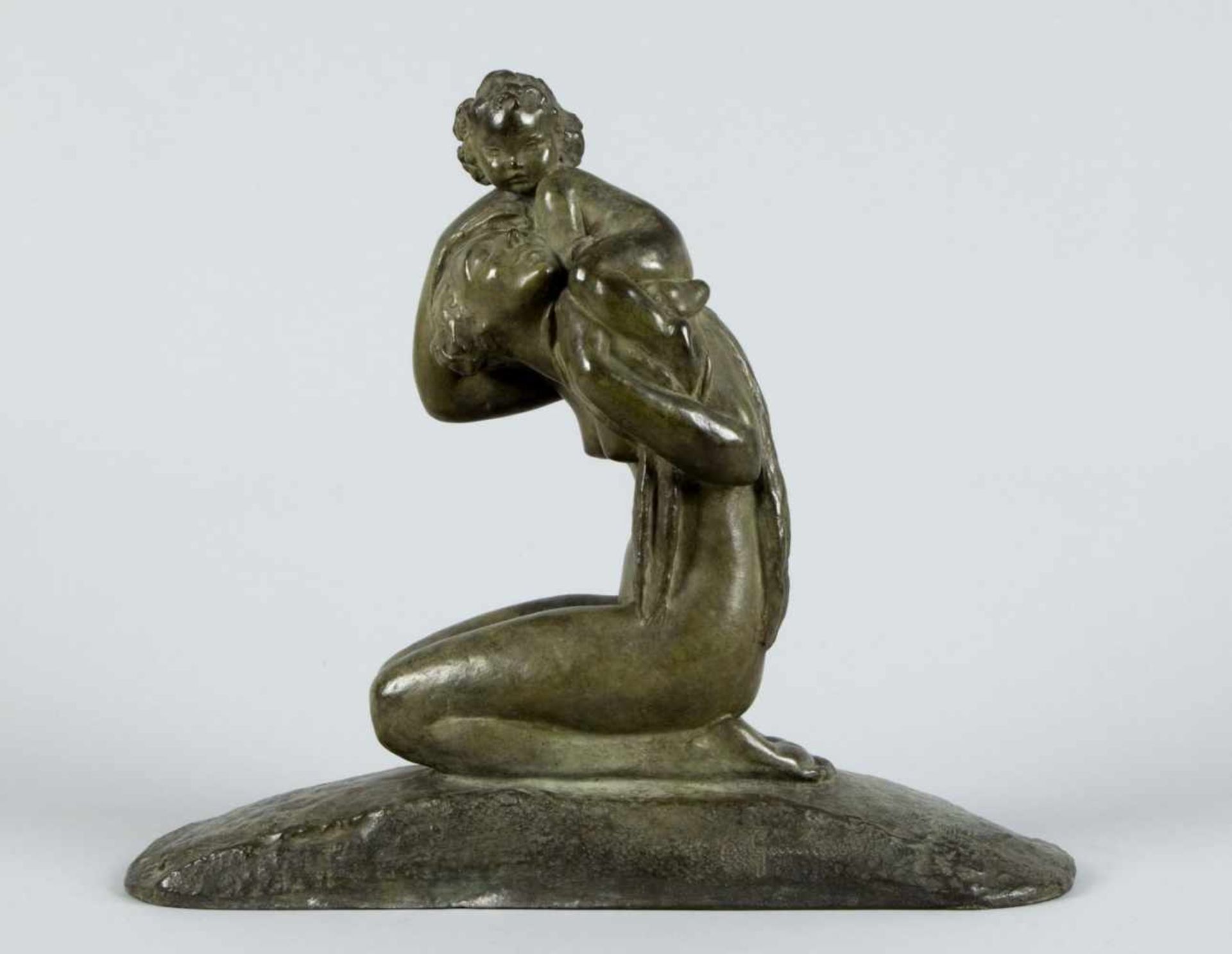 Gennarelli, Amedeo. 1881 - 1943Kniende Mutter mit Kind. Bronze, grün patiniert. Sign. H. 40 cm.