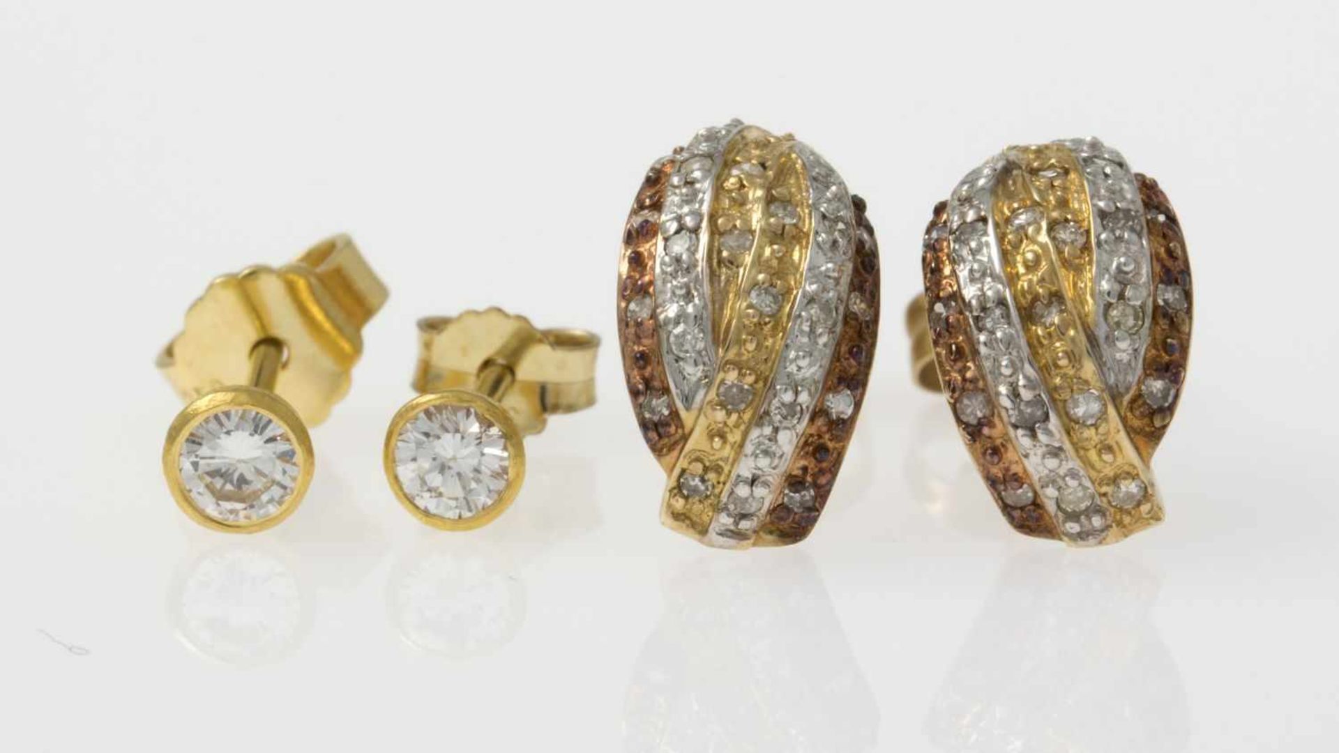 Ein Paar Brillant-Ohrstecker und 1 Paar Diamant-HalbcreolenGelbgold 750 (geprüft),