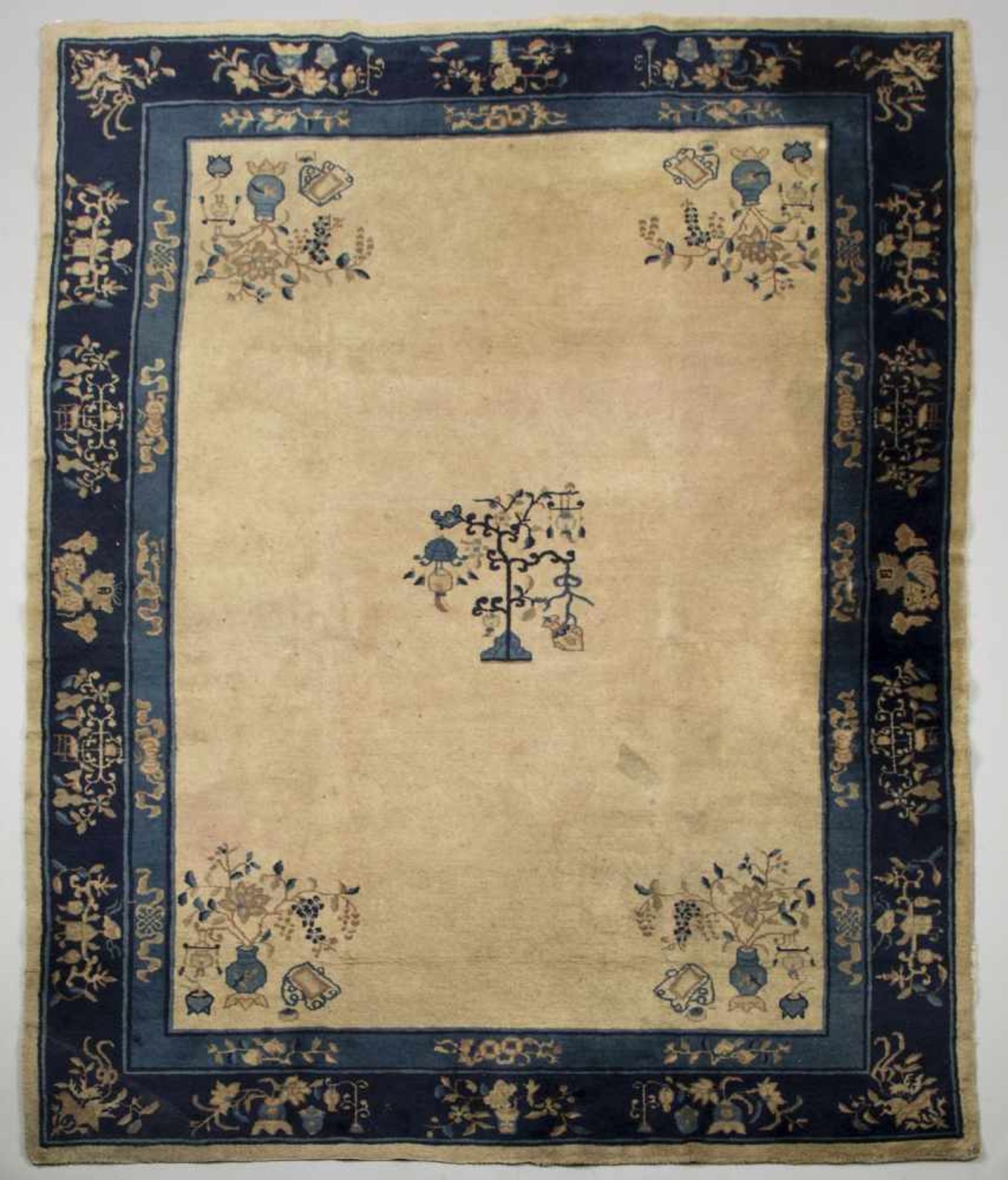 ChinaBeigegrundiges Mittelfeld mit Vasenmotiven. Blaugrundige Bordüre. 265 x 188 cm. Stellenweise