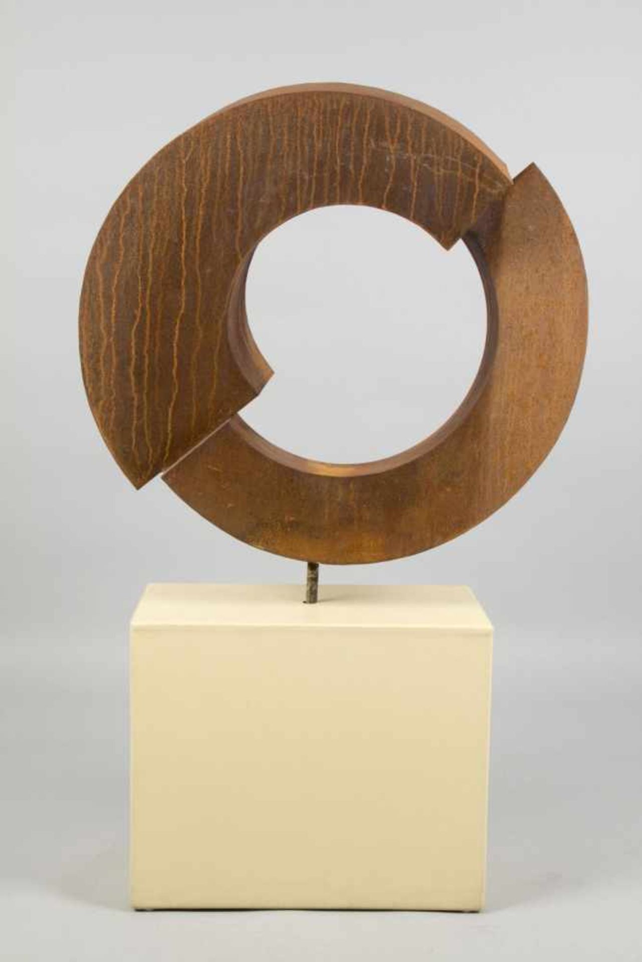 Unbekannt, 20. Jh.Aufgeschnittener Kreis. Skulptur aus korrodiertem Eisen. 81 x 85 cm. Die - Bild 4 aus 8