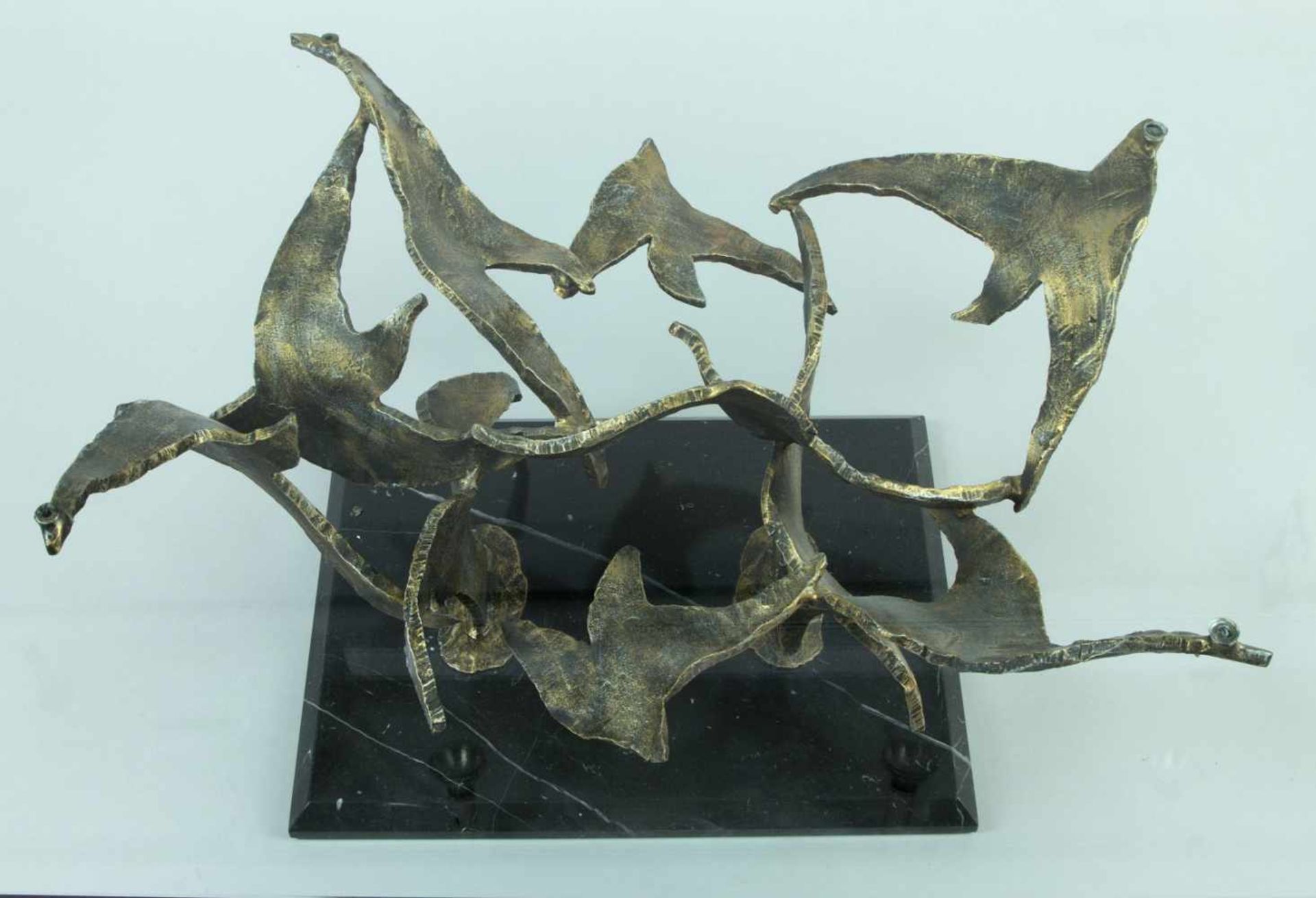 CouchtischAbgefaste Marmor-Sockelplatte. Bronzeskulptur eines Vogelschwarms als Gestell. Glasplatte. - Bild 2 aus 2