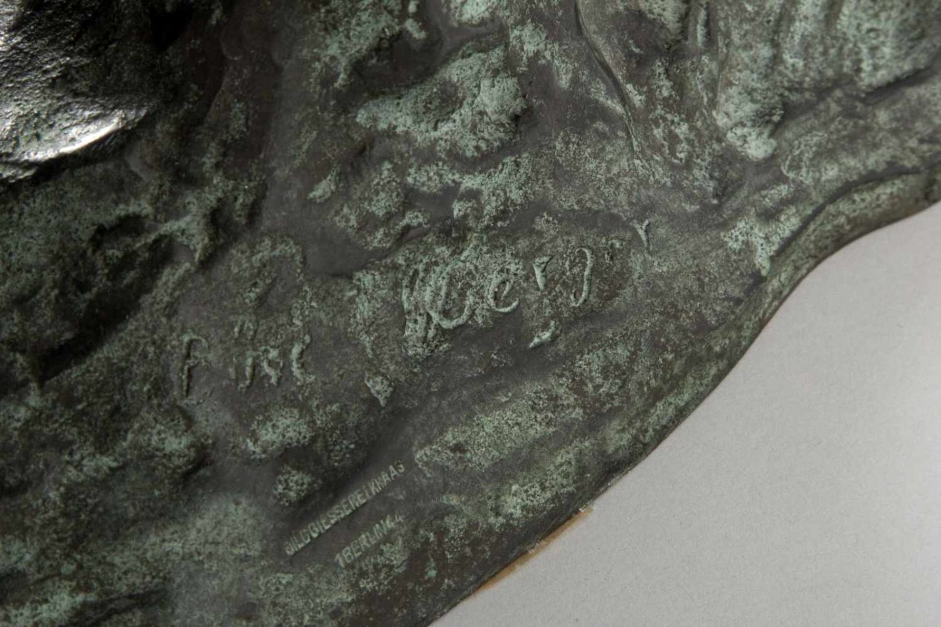 Büschelberger, Anton. 1869 Eger - Dresden 1934Vier junge Bären auf einem Ast. Bronze, grün-schwarz - Bild 2 aus 2