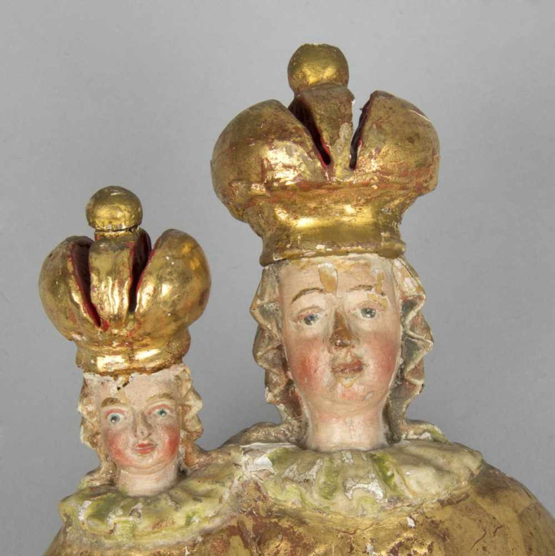 Maria mit KindGnadenbild. Holz, geschnitzt. Rückseite gehöhlt. Farb- und Goldfassung. Alpenländisch, - Bild 2 aus 3