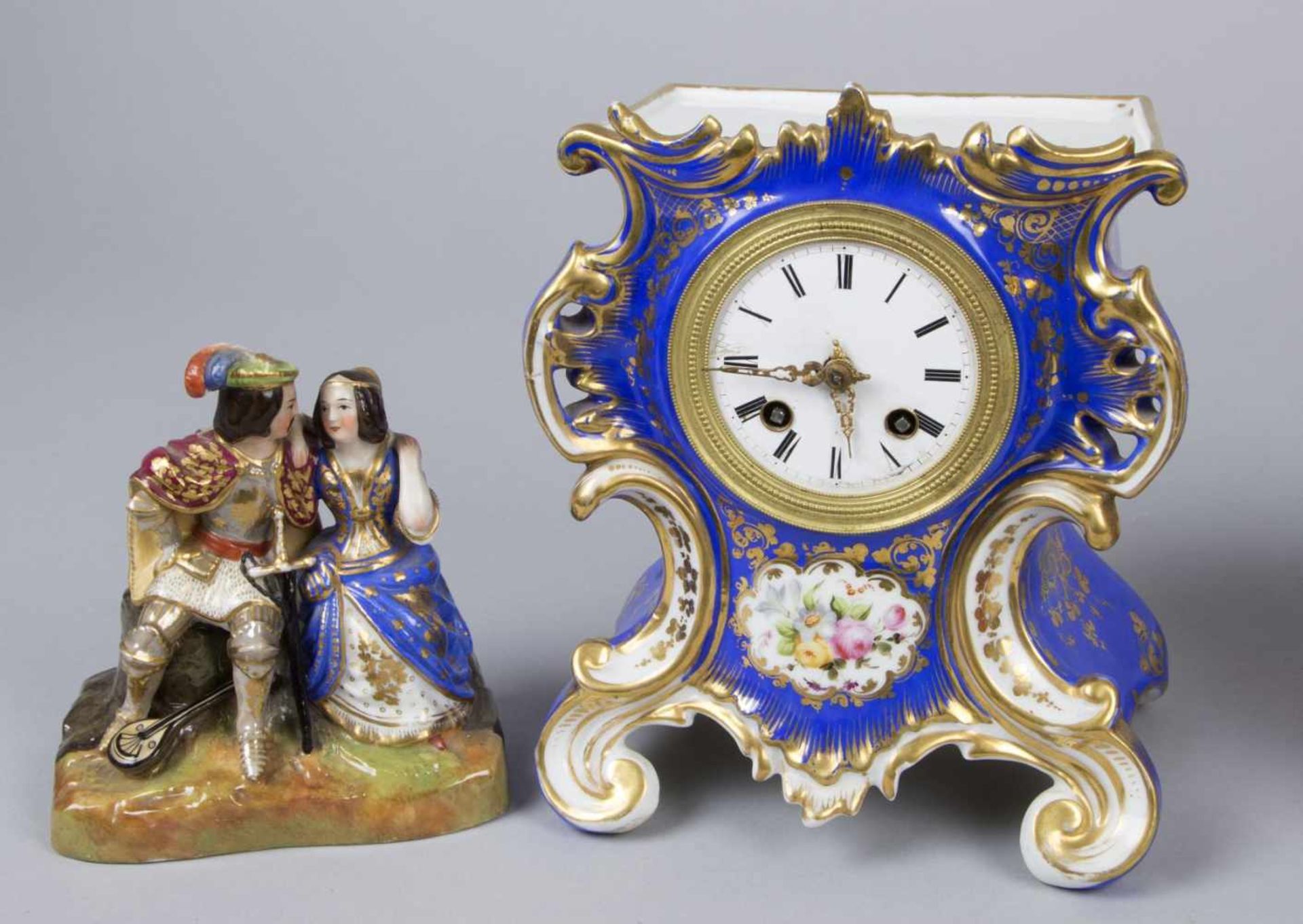 Zwei TischuhrenPolychrom bemaltes Porzellangehäuse mit Uhrwerk im Sockel. Abnehmbare - Bild 3 aus 5