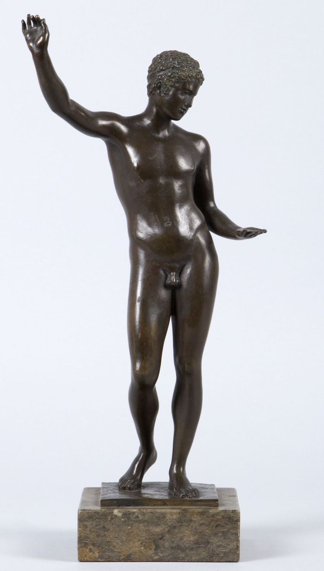 Italien, 20. Jh.Stehender Jüngling. Bronze nach einem antiken Vorbild. H. 38 cm. Auf Marmorsockel.