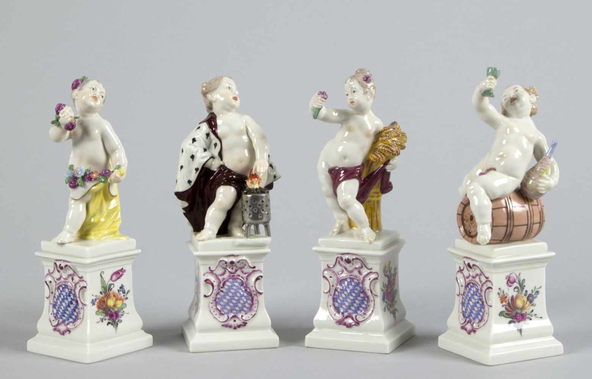 Vier Putten als JahreszeitenPolychrome Bemalung. Auf Sockeln mit bayerischem Wappen und floralem