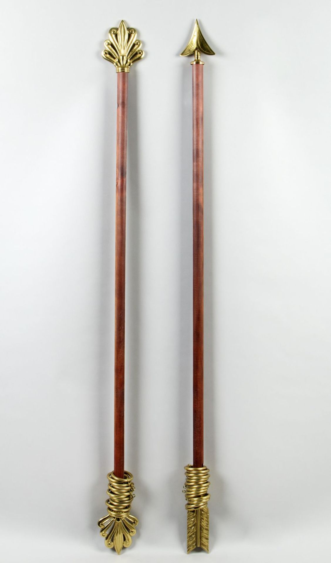 Zwei GardinenstangenNadelholz, rötlich gebeizt und Messing. L. 175 cm.