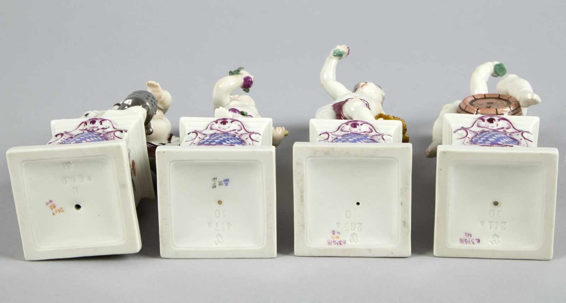 Vier Putten als JahreszeitenPolychrome Bemalung. Auf Sockeln mit bayerischem Wappen und floralem - Bild 3 aus 3