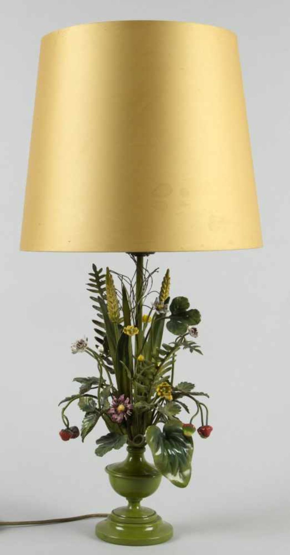 Drei TischlampenHolz, Keramik und Metall. Farbfassungen. 1- und 2-flammig. Vase, Blumengesteck und - Bild 2 aus 4