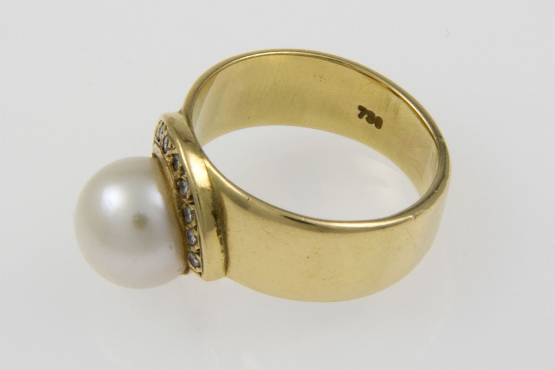 Perl-Diamant-RingGelbgold 750. Ringkopf ausgefasst mit Akoya-Zuchtperle, D. ca. 8,8 mm und kleinen - Bild 2 aus 2