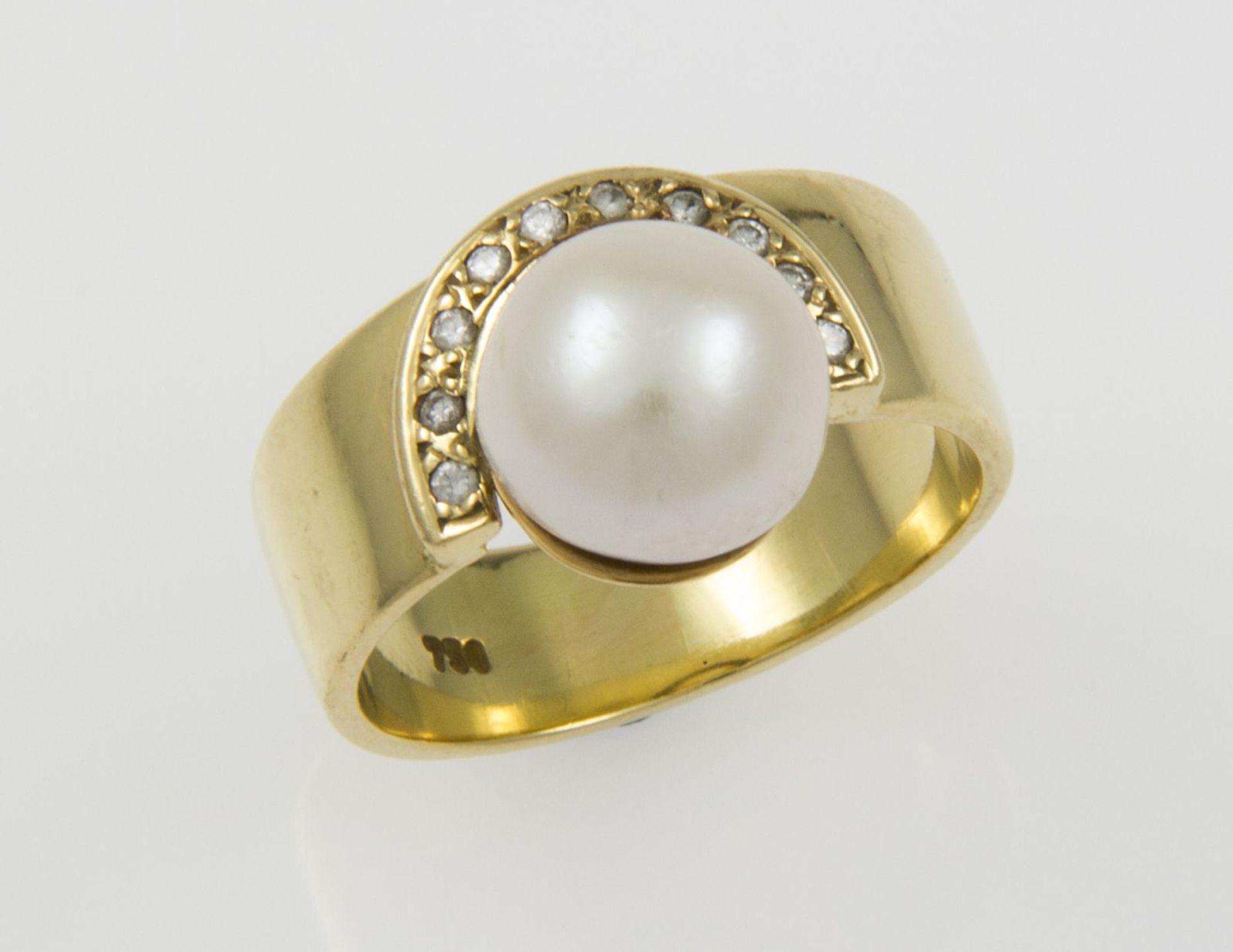Perl-Diamant-RingGelbgold 750. Ringkopf ausgefasst mit Akoya-Zuchtperle, D. ca. 8,8 mm und kleinen