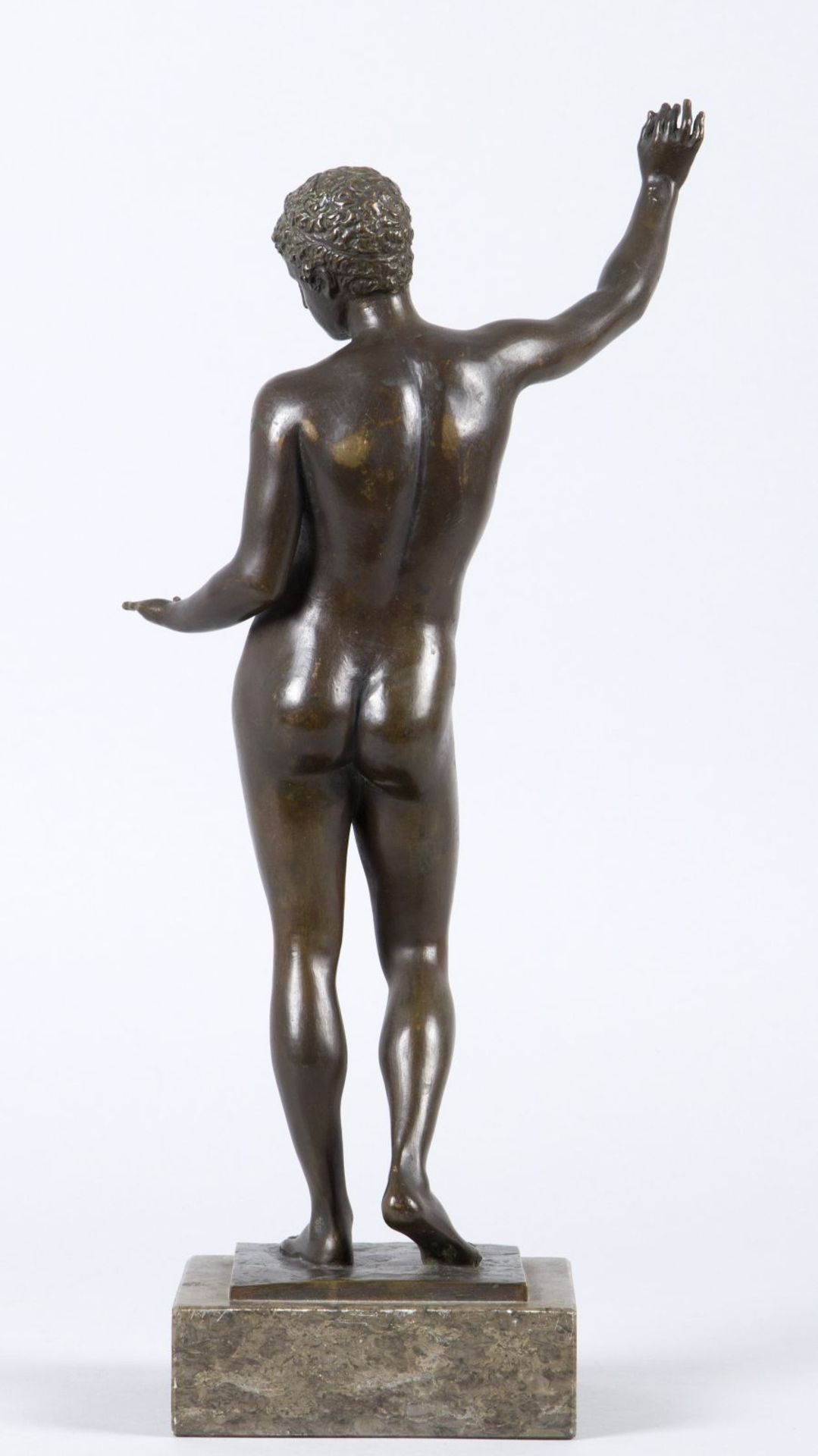 Italien, 20. Jh.Stehender Jüngling. Bronze nach einem antiken Vorbild. H. 38 cm. Auf Marmorsockel. - Bild 2 aus 2