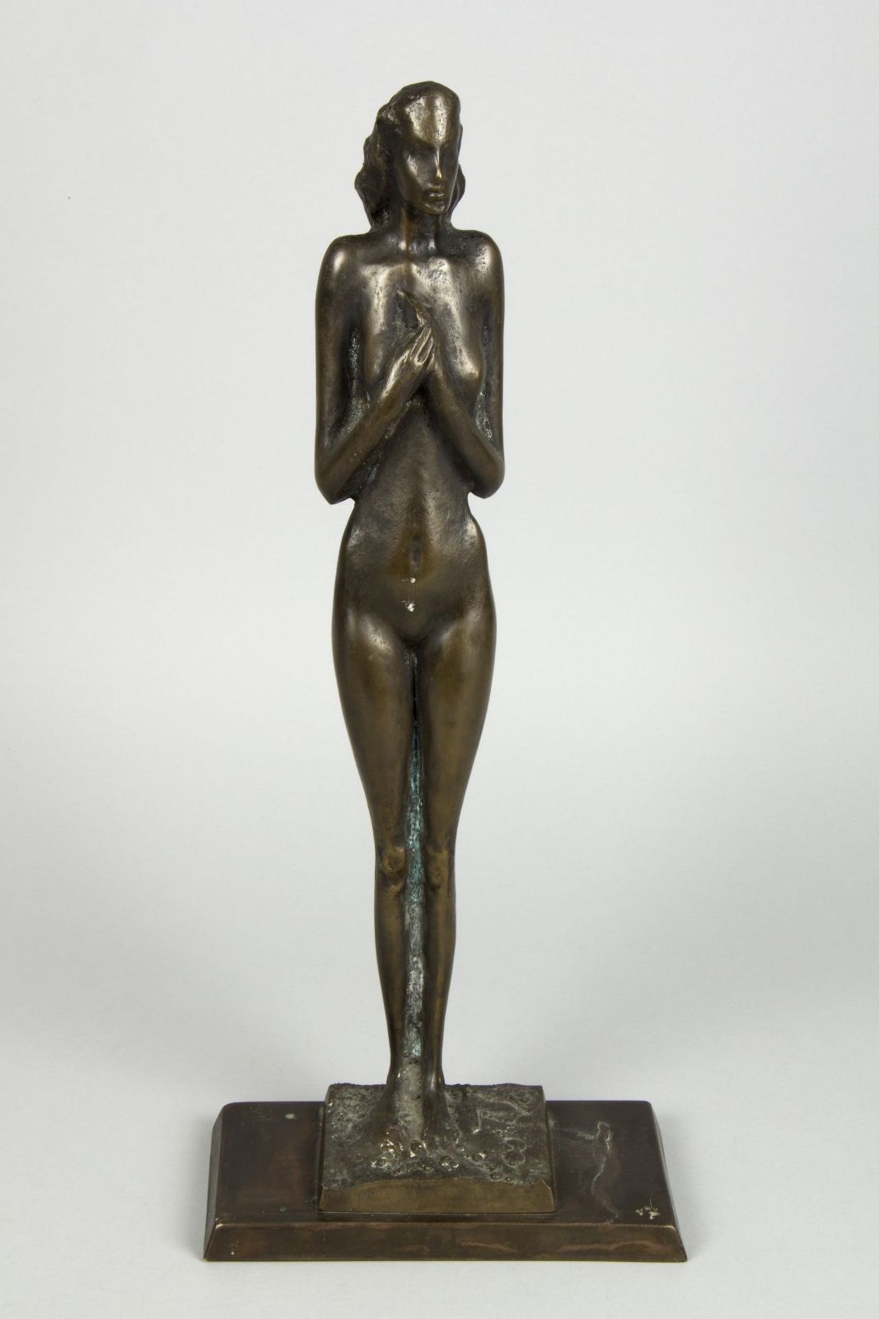Mitkov, Boyko. 1954 StudenaStehender weiblicher Akt. Bronze, grün-schwarz patiniert. H. 51 cm. Auf